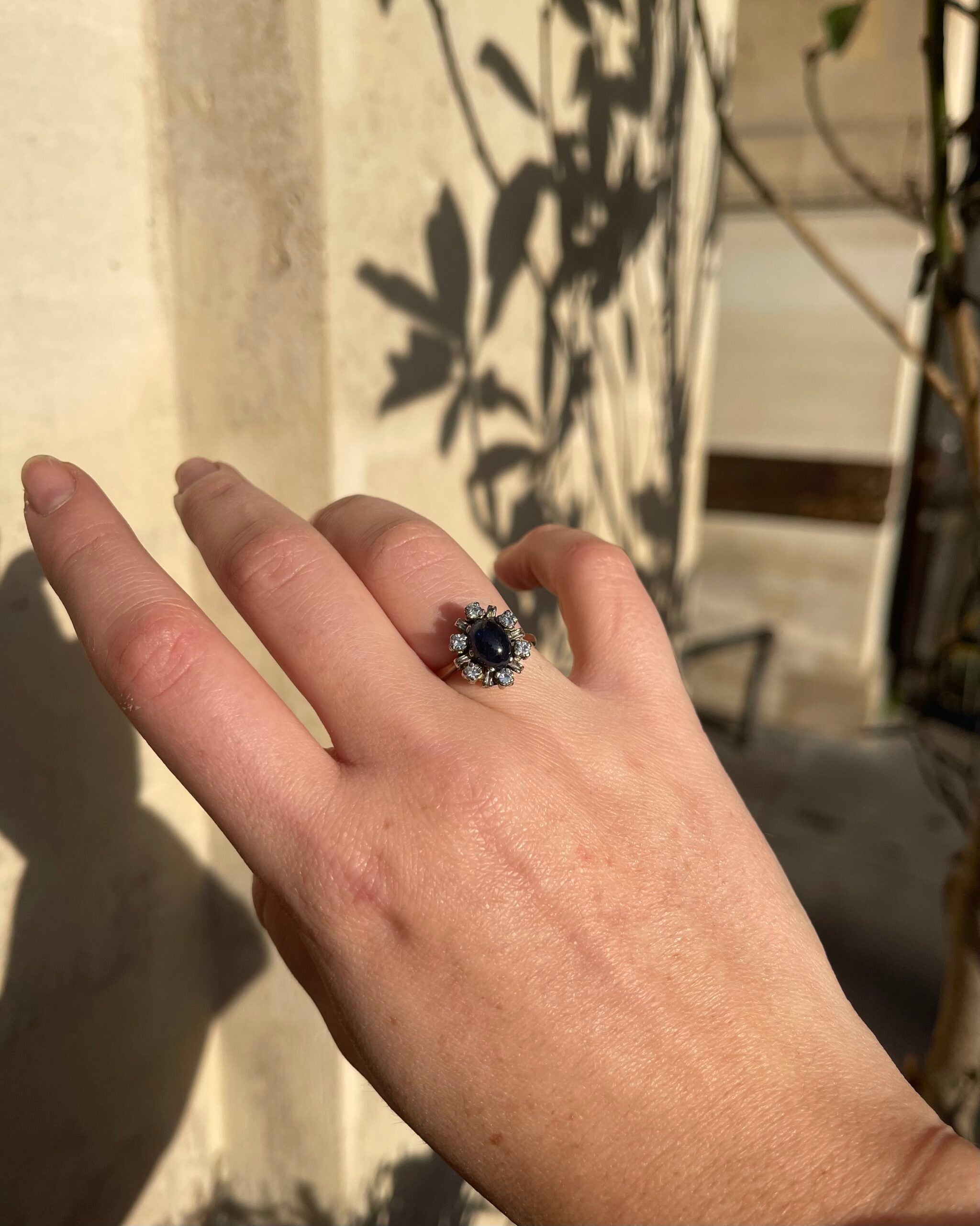 Anillo "Nima" con zafiro de 0,80 quilates y 6 diamantes en forma de margarita