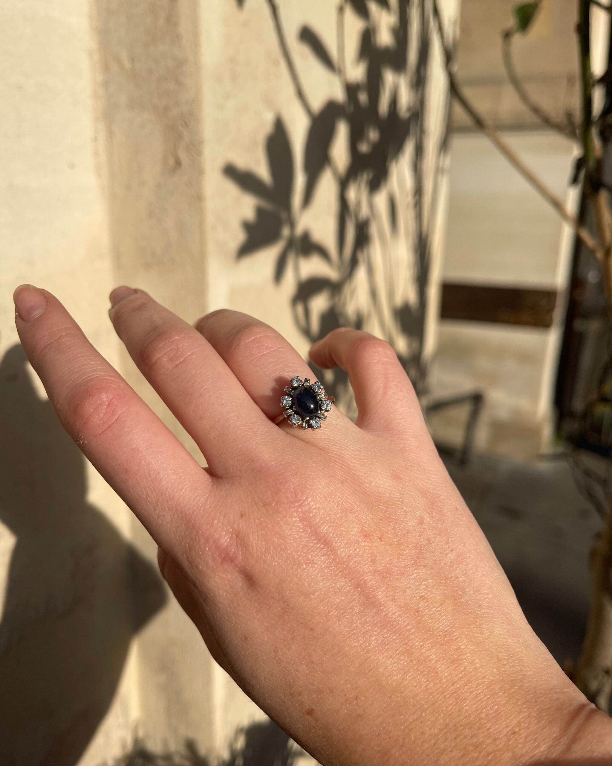 Anillo "Nima" con zafiro de 0,80 quilates y 6 diamantes en forma de margarita