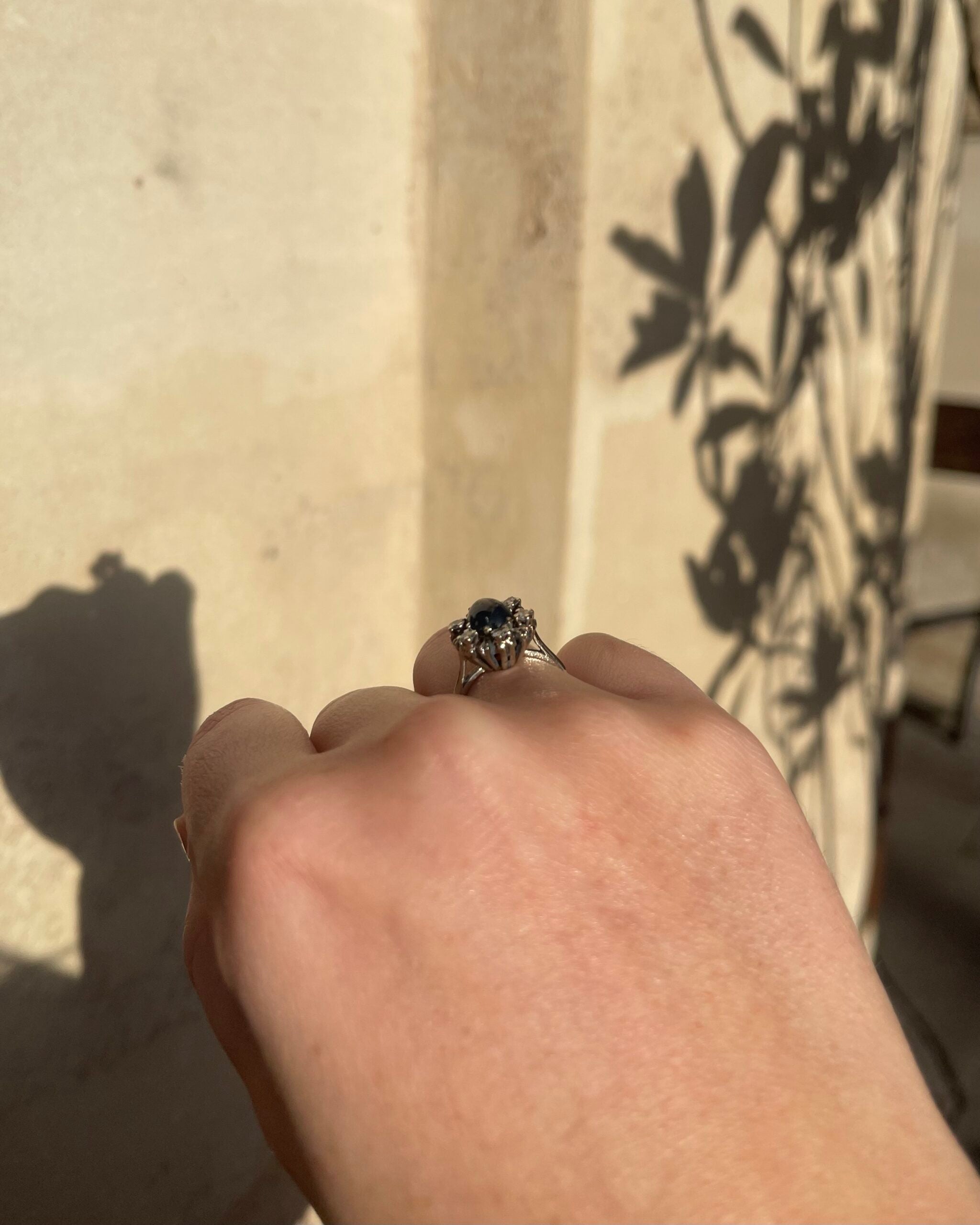 Anillo "Nima" con zafiro de 0,80 quilates y 6 diamantes en forma de margarita