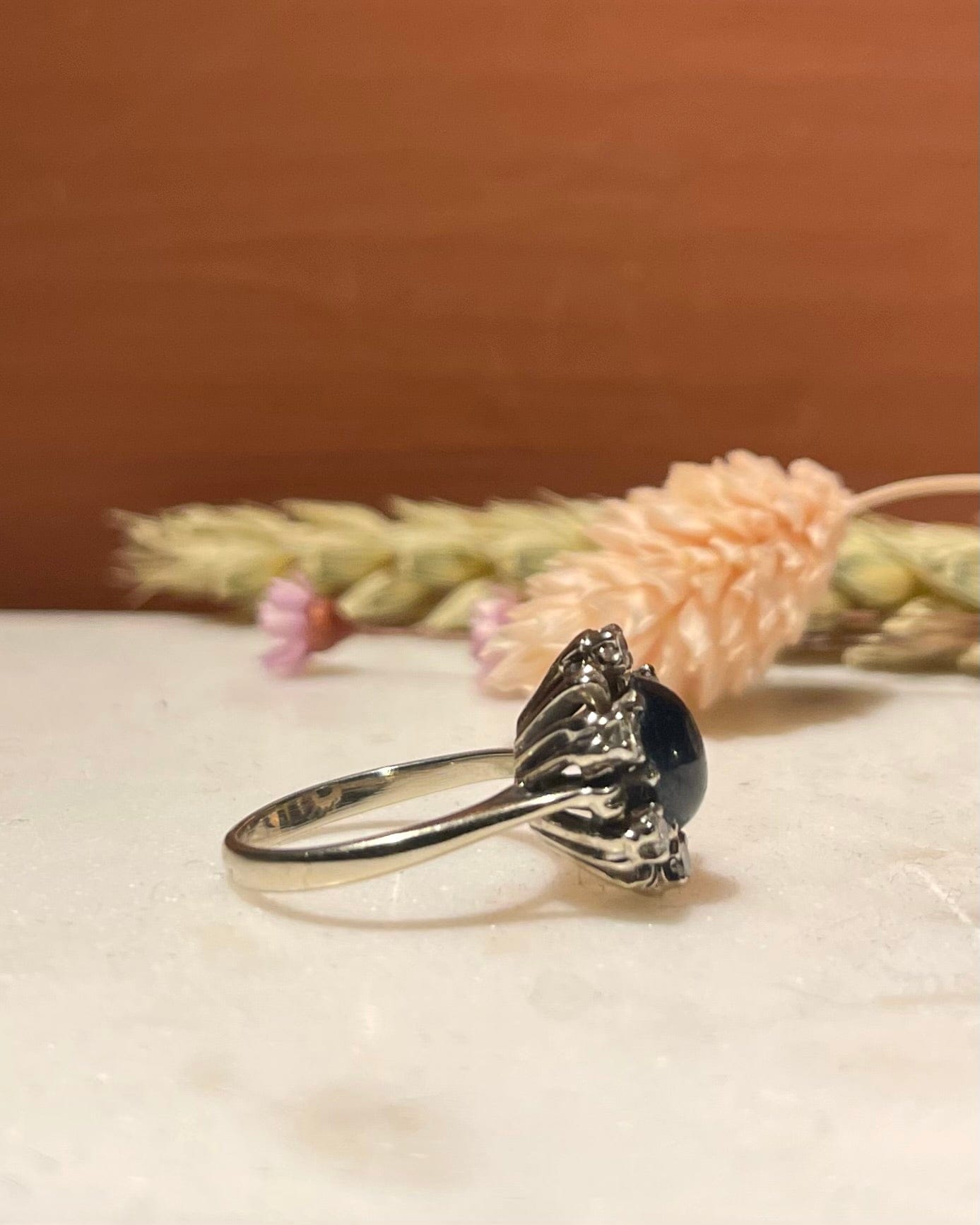 Anillo "Nima" con zafiro de 0,80 quilates y 6 diamantes en forma de margarita