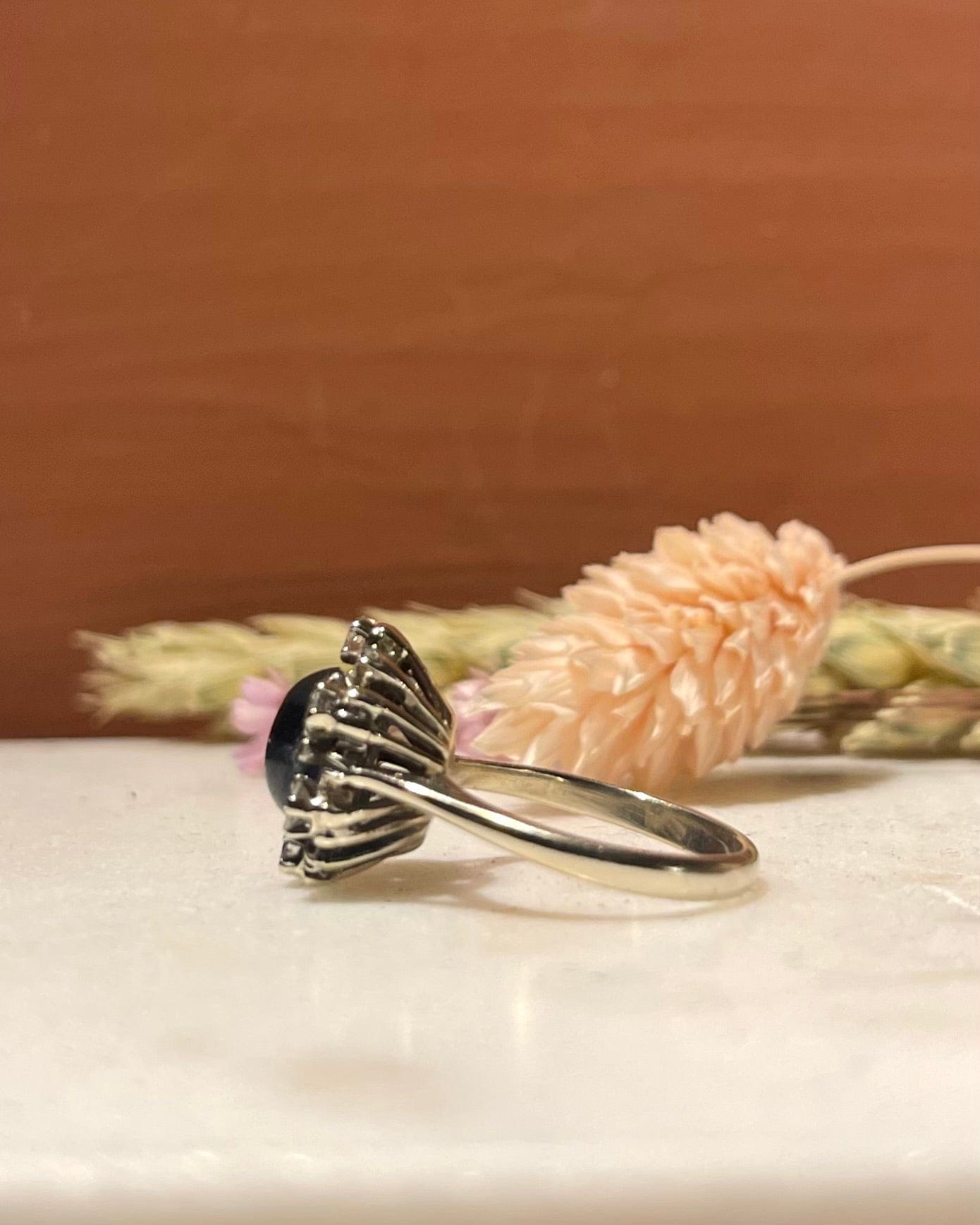 Anillo "Nima" con zafiro de 0,80 quilates y 6 diamantes en forma de margarita