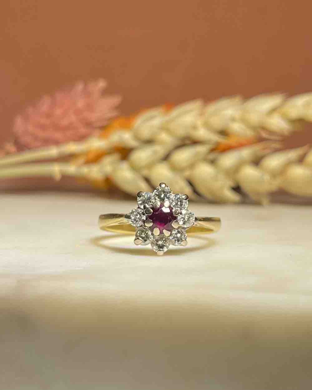 Anillo de margaritas con rubí y diamantes "Miléna"