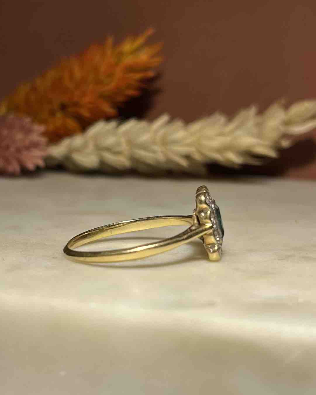 Anillo Art Déco con margaritas de esmeraldas y diamantes "Katie"
