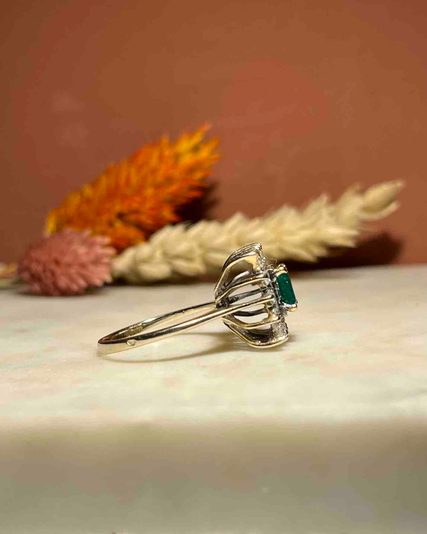 Emerald and Diamond Daisy Ring "Rim"