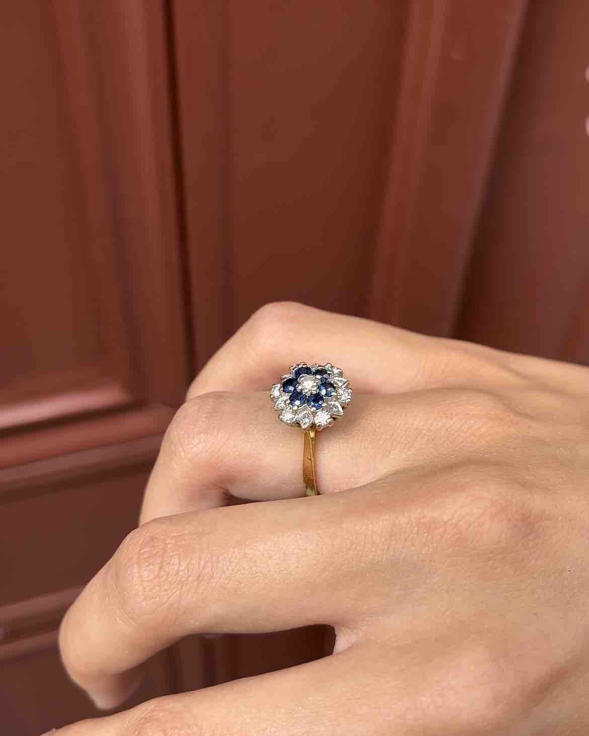 Anillo de zafiro y diamantes "Giulia" Daisy