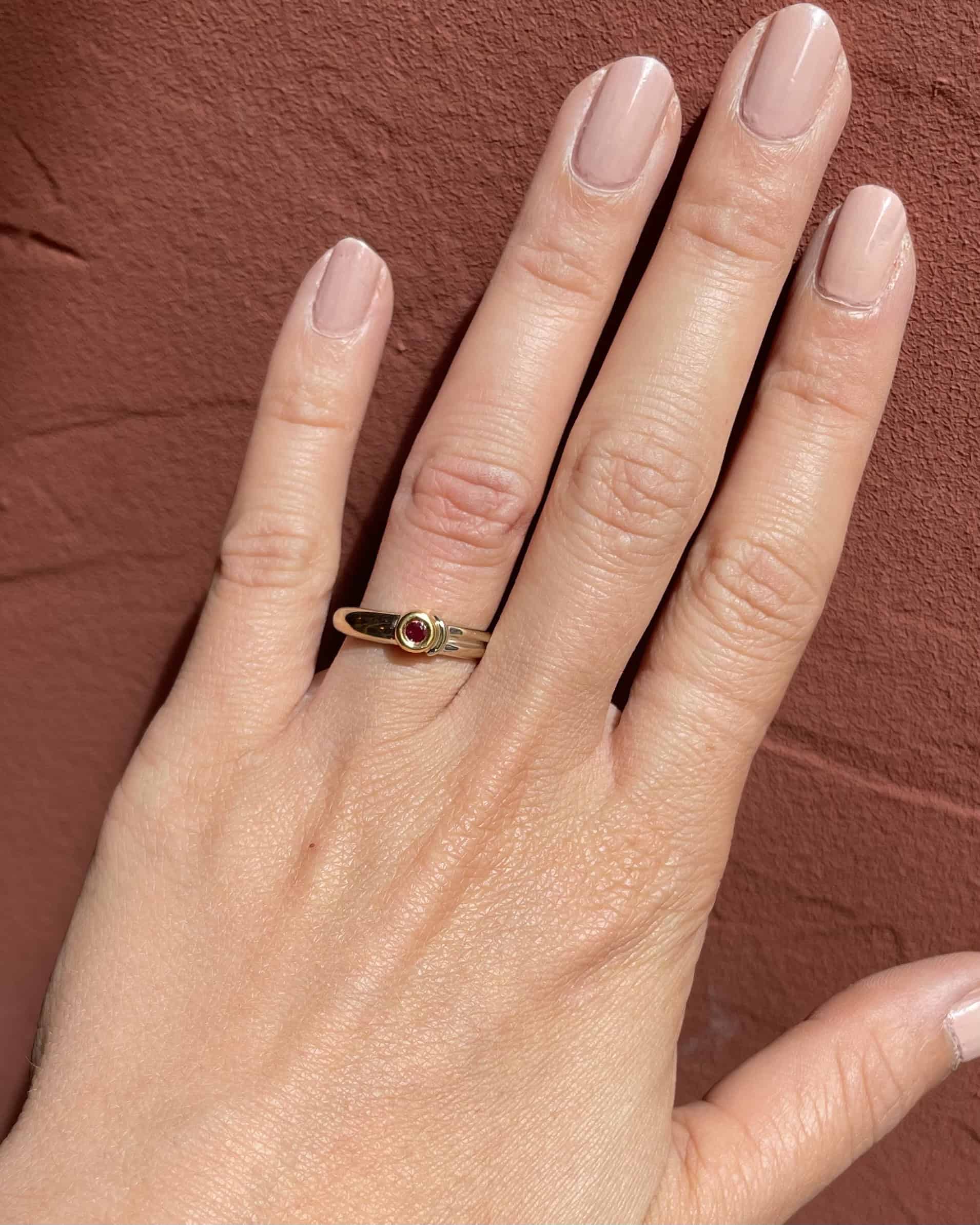 "Philaé" Two-Tone Ruby Bangle Ring