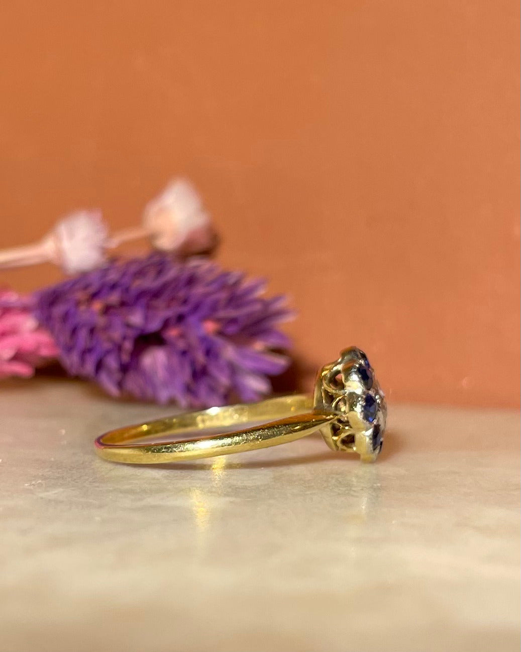 Anillo de margaritas de zafiro y diamantes “Xénia”