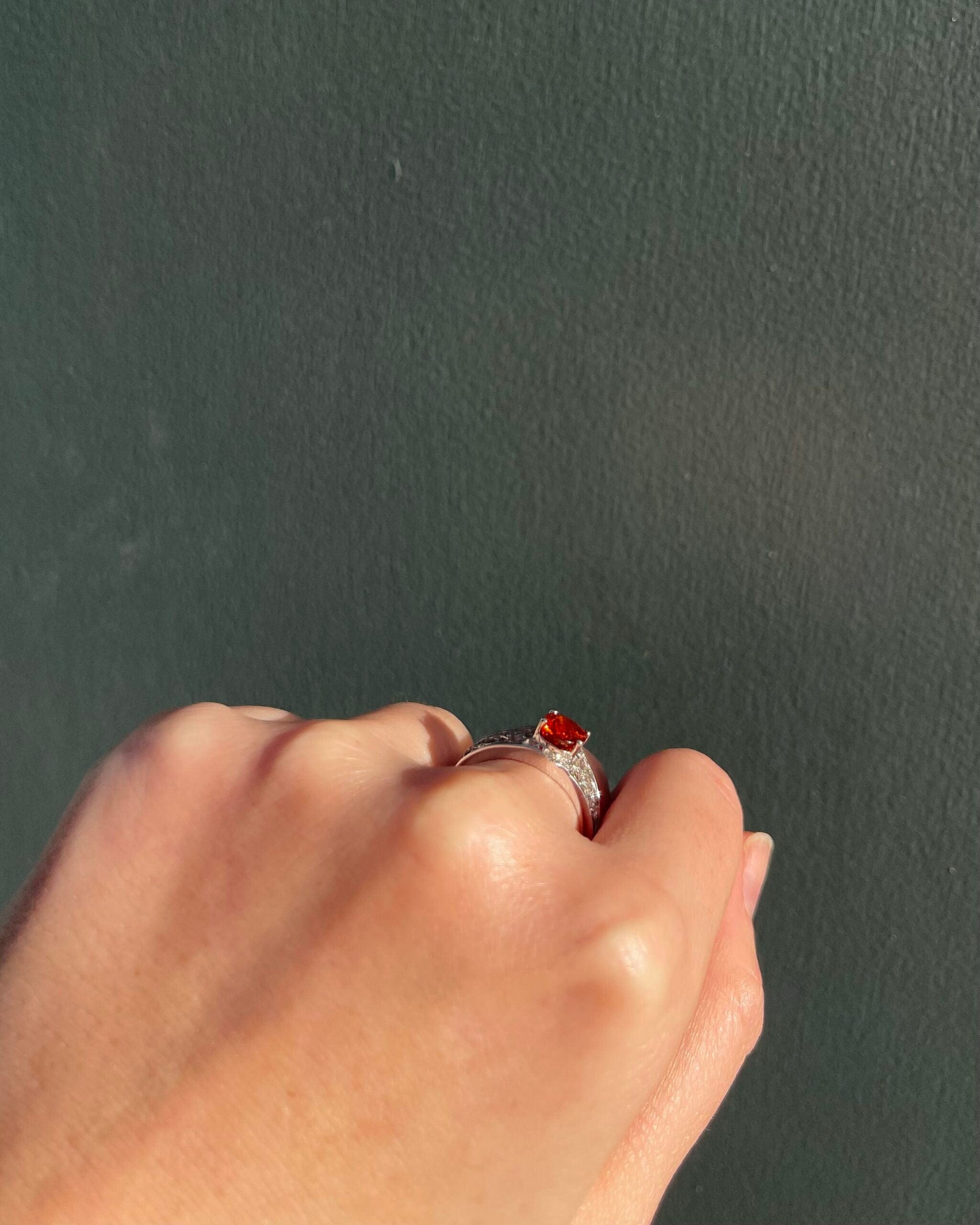 Bague Jonc vintage Grenat Spessartite 1.60 carat & diamants "Denise" - Elliade Paris