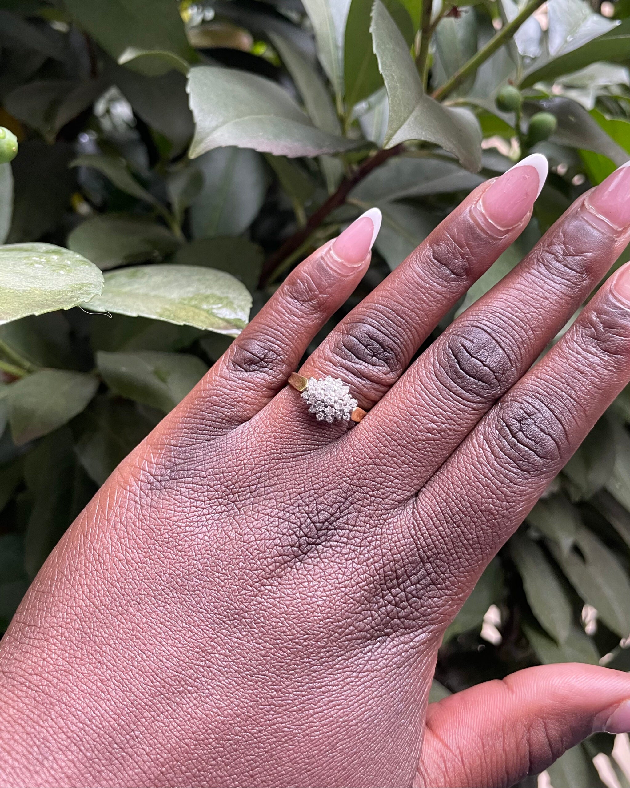 Anillo “Amaylin” con 23 diamantes y flor de río de 0,53 quilates