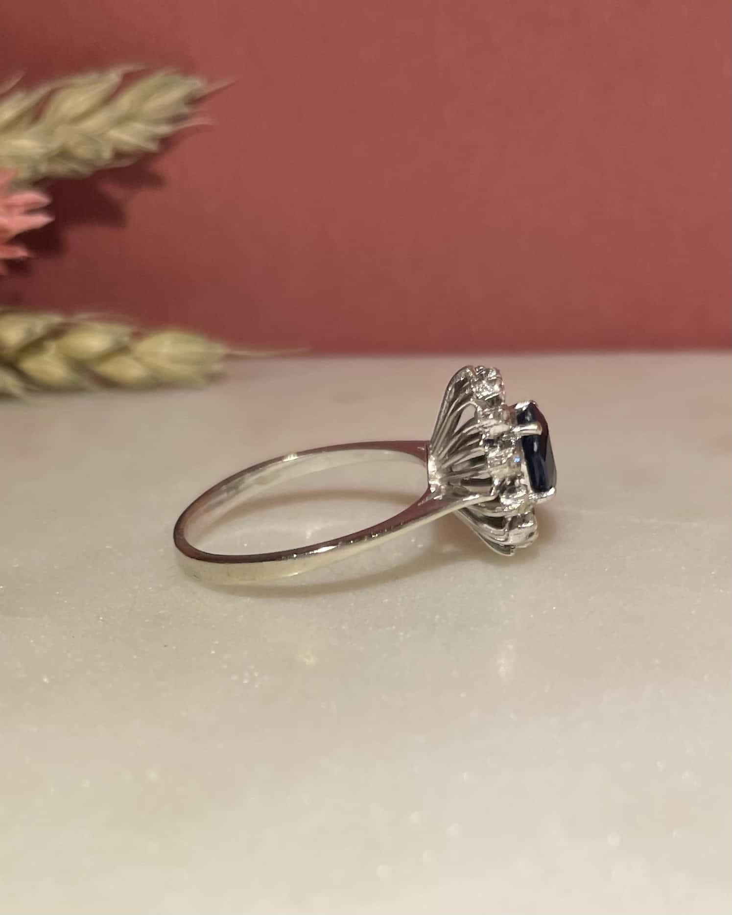 Bague Marguerite Saphir 0.90 Carat & 12 Diamants "Carla" - Elliade Paris