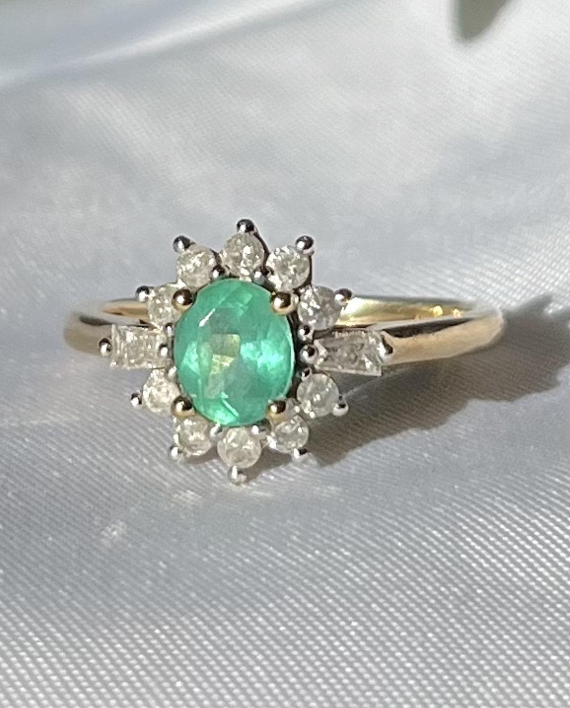 Anillo "Aela" con margaritas de esmeralda y diamantes