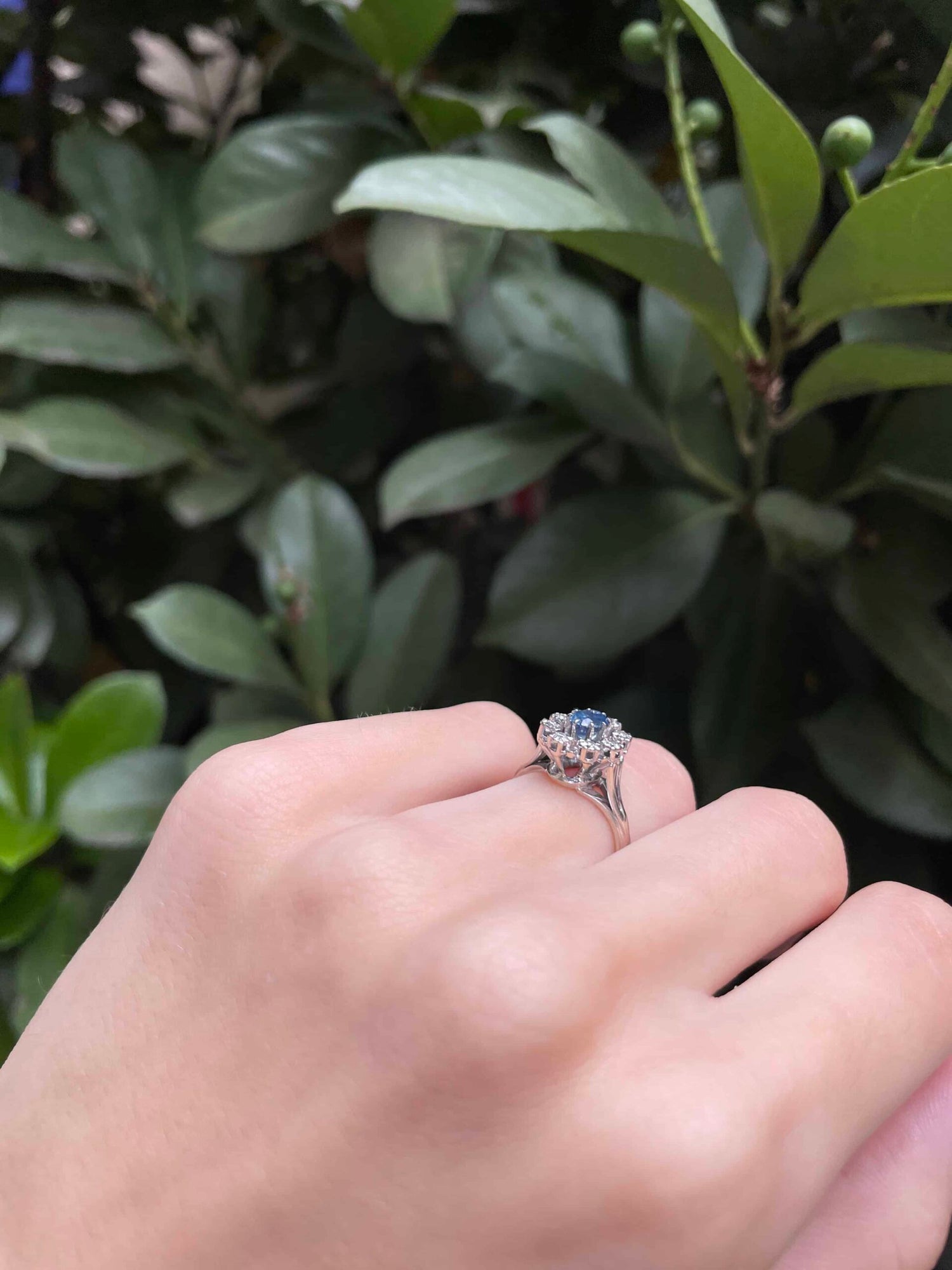 Anillo "Esaï" con margaritas de zafiro y diamantes de 0,60 quilates