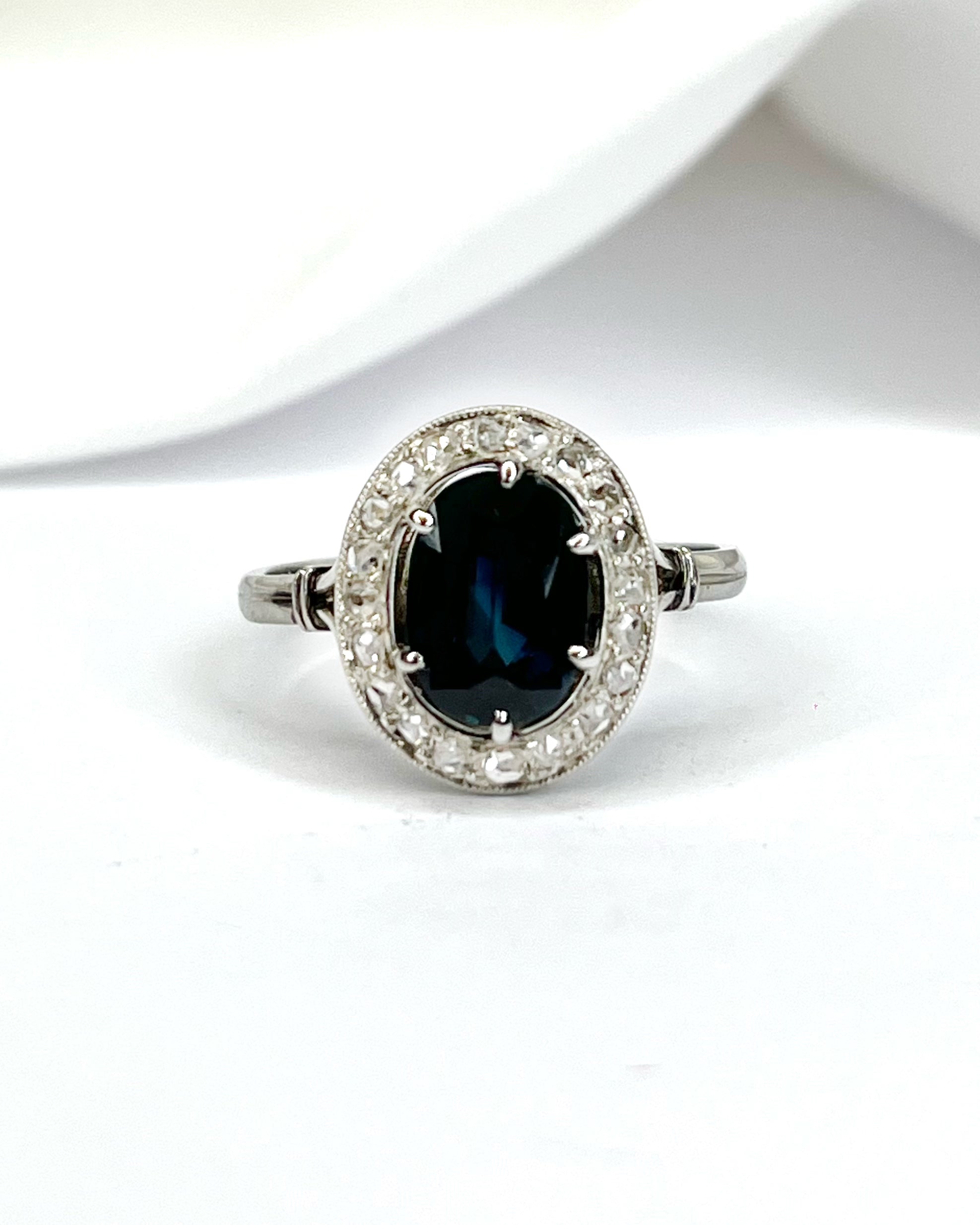 Anillo Art Déco con zafiro de 2 quilates y diamantes de 0,18 quilates "Ingrid"