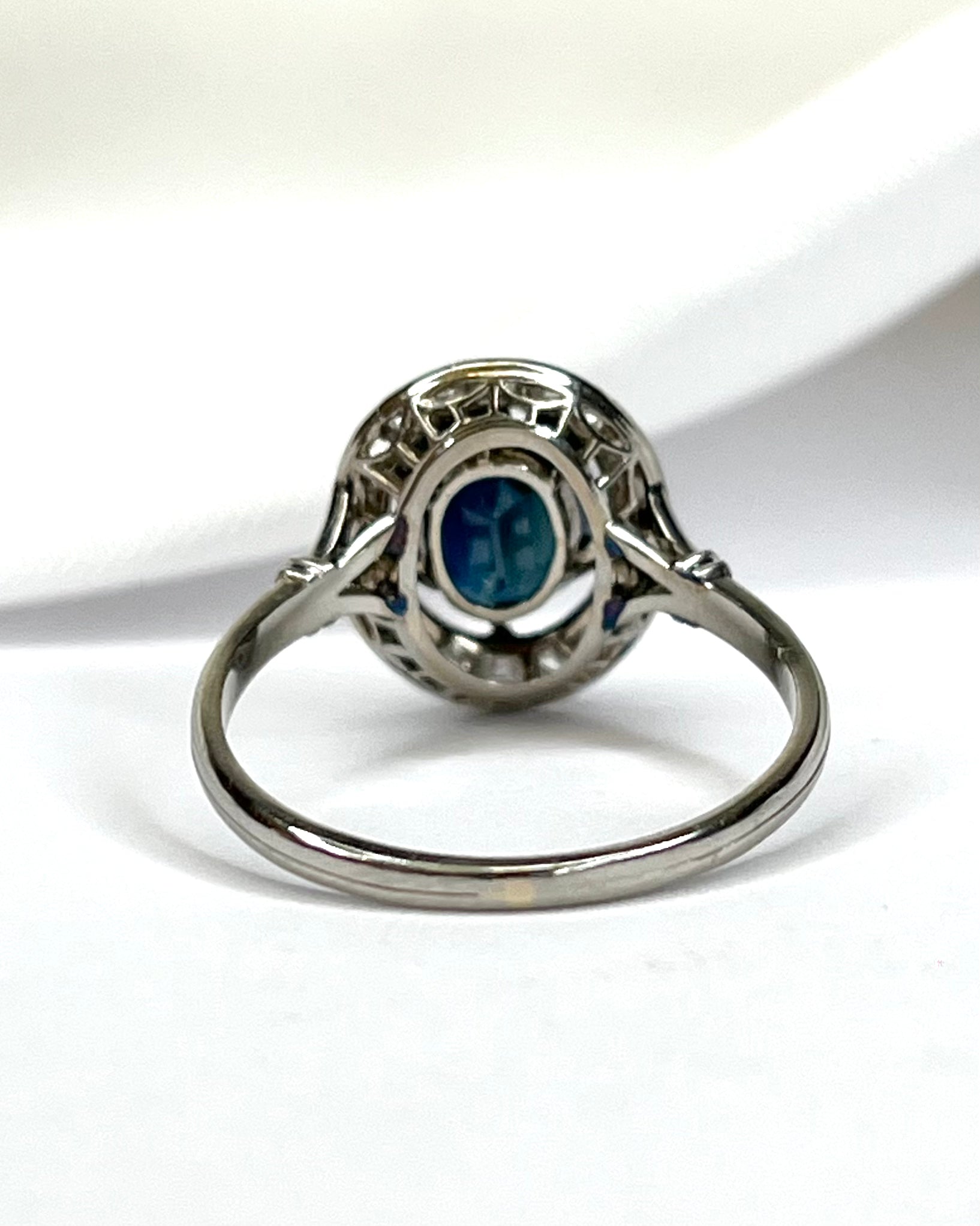 Anillo Art Déco con zafiro de 2 quilates y diamantes de 0,18 quilates "Ingrid"