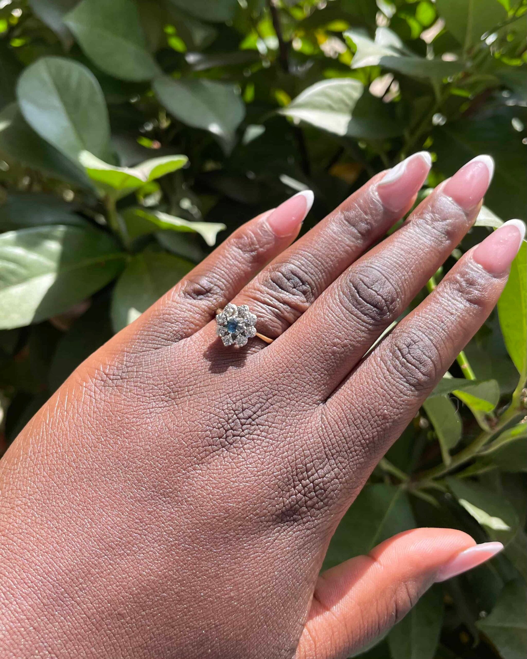 Anillo "Ceanna" con margaritas de diamantes y zafiros