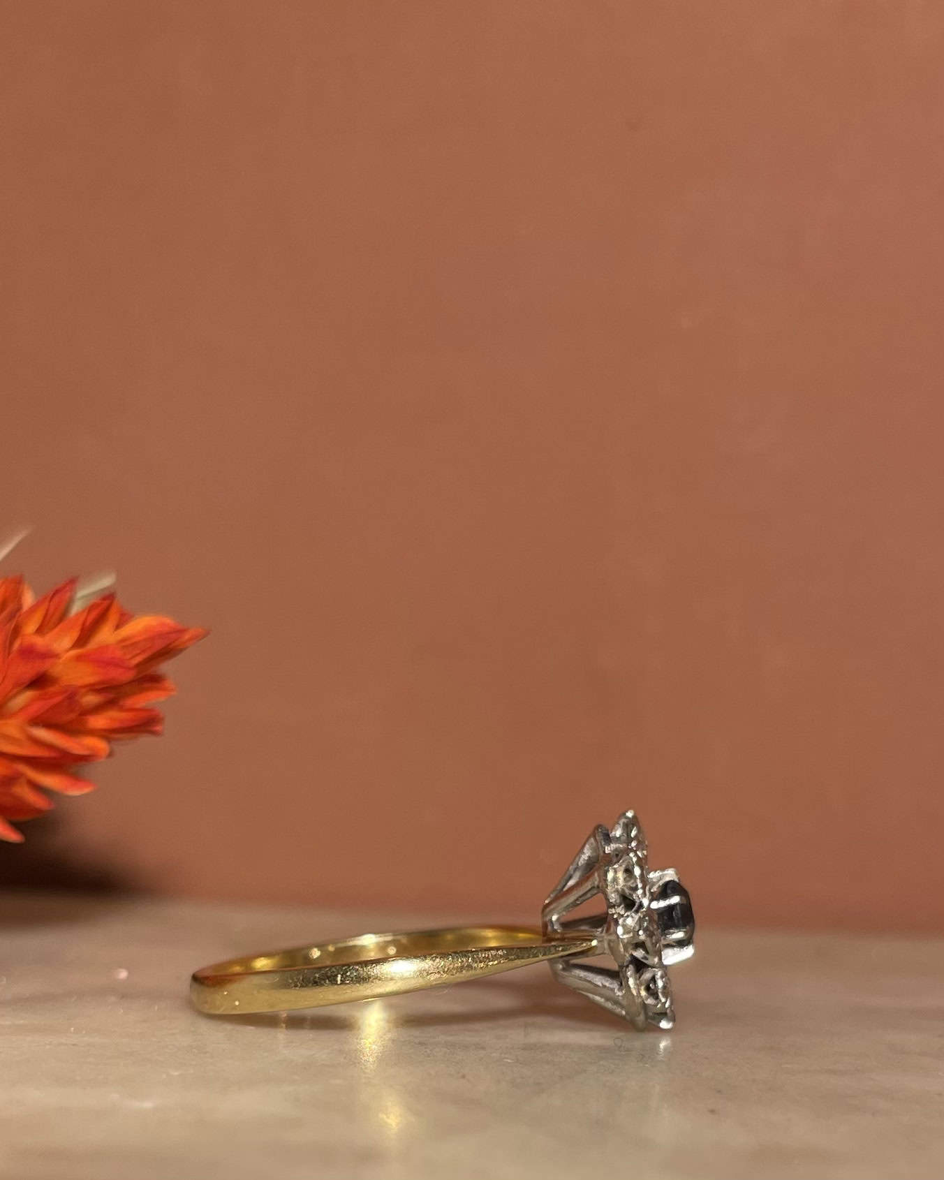 Anillo "Ceanna" con margaritas de diamantes y zafiros