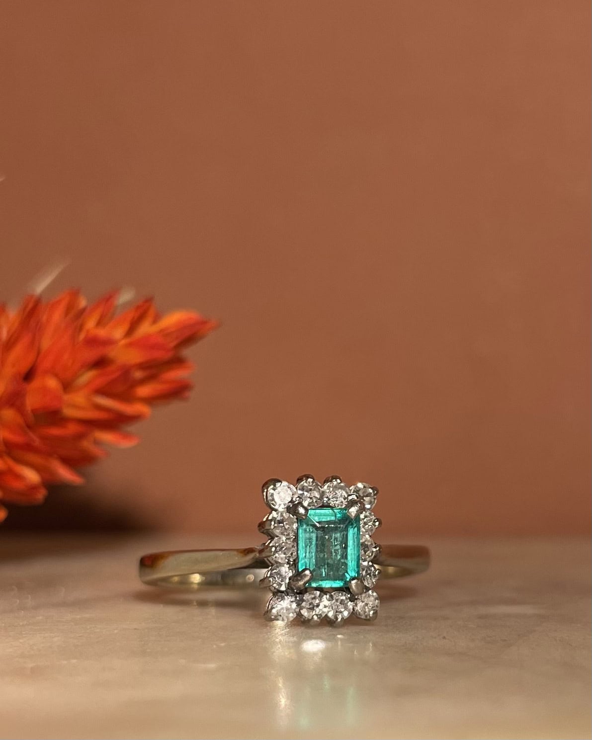 Bague Marguerite Émeraude et 14 Diamants "Emrae"