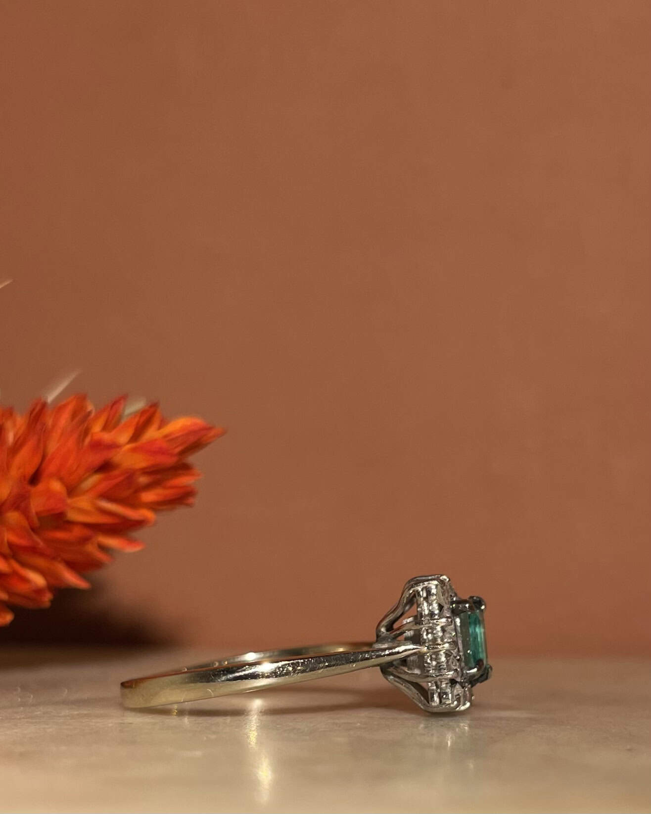 Bague Marguerite Émeraude et 14 Diamants "Emrae"