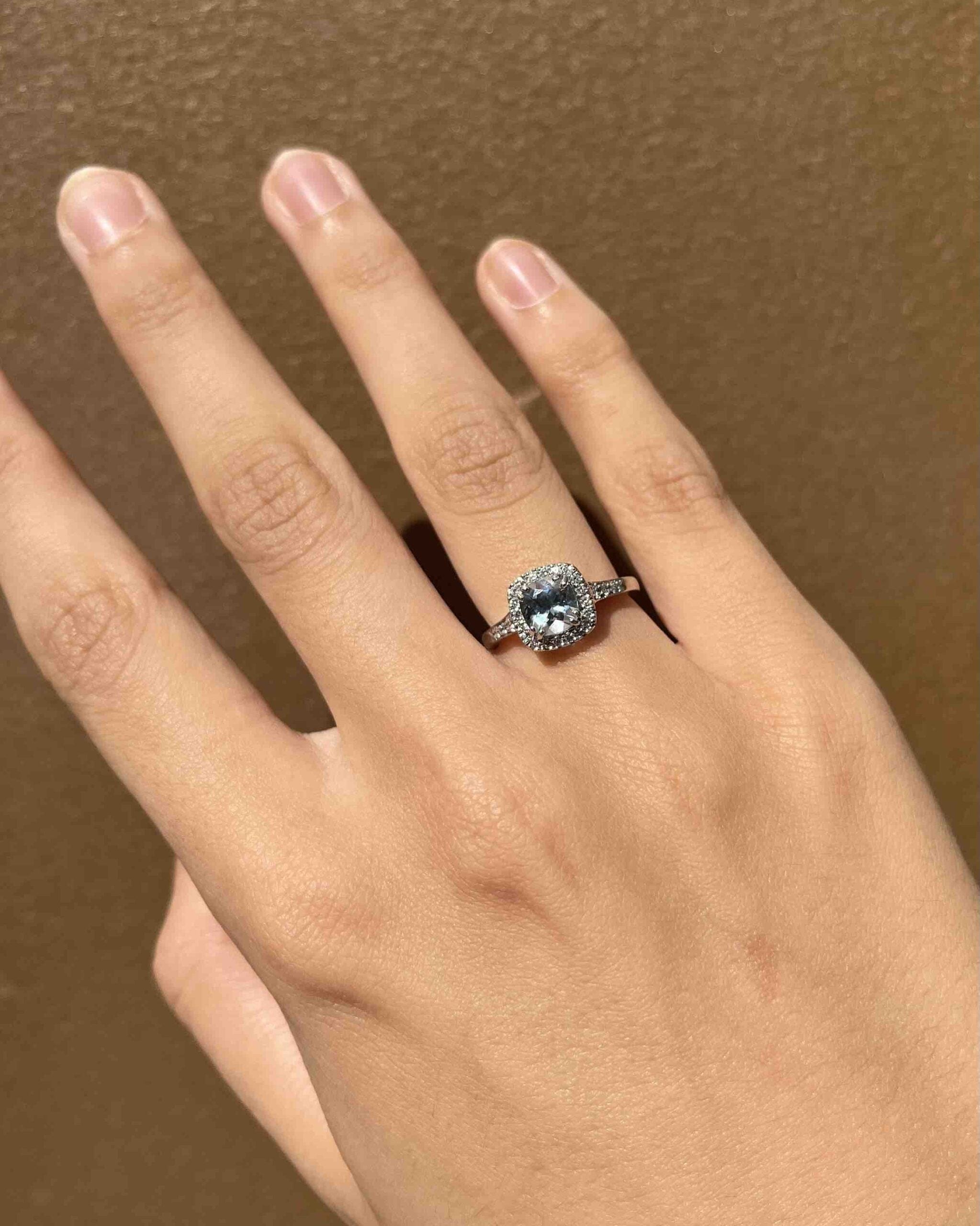 Anillo de margaritas con aguamarina y diamantes "Basma"