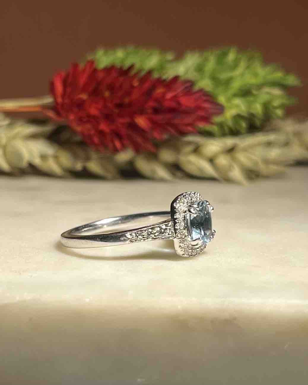 Anillo de margaritas con aguamarina y diamantes "Basma"