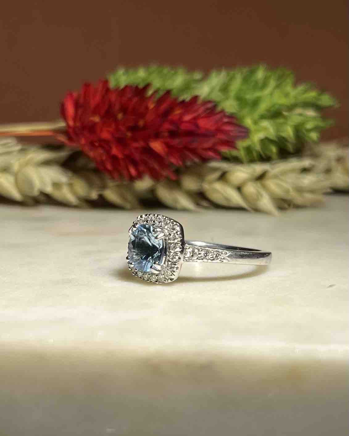 Anillo de margaritas con aguamarina y diamantes "Basma"