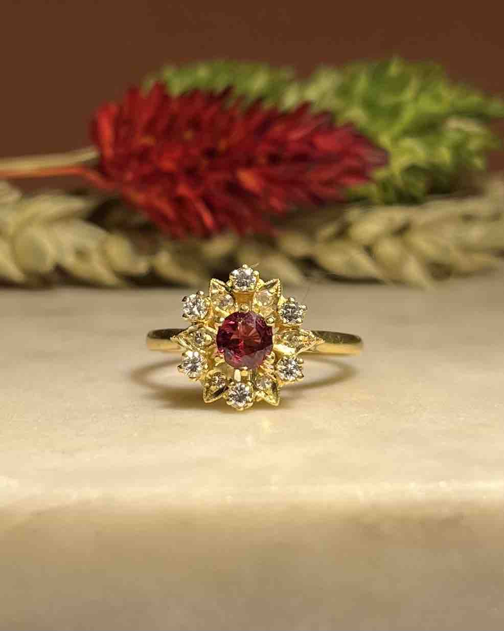 Anillo de margaritas con espinela y diamantes "Erina"