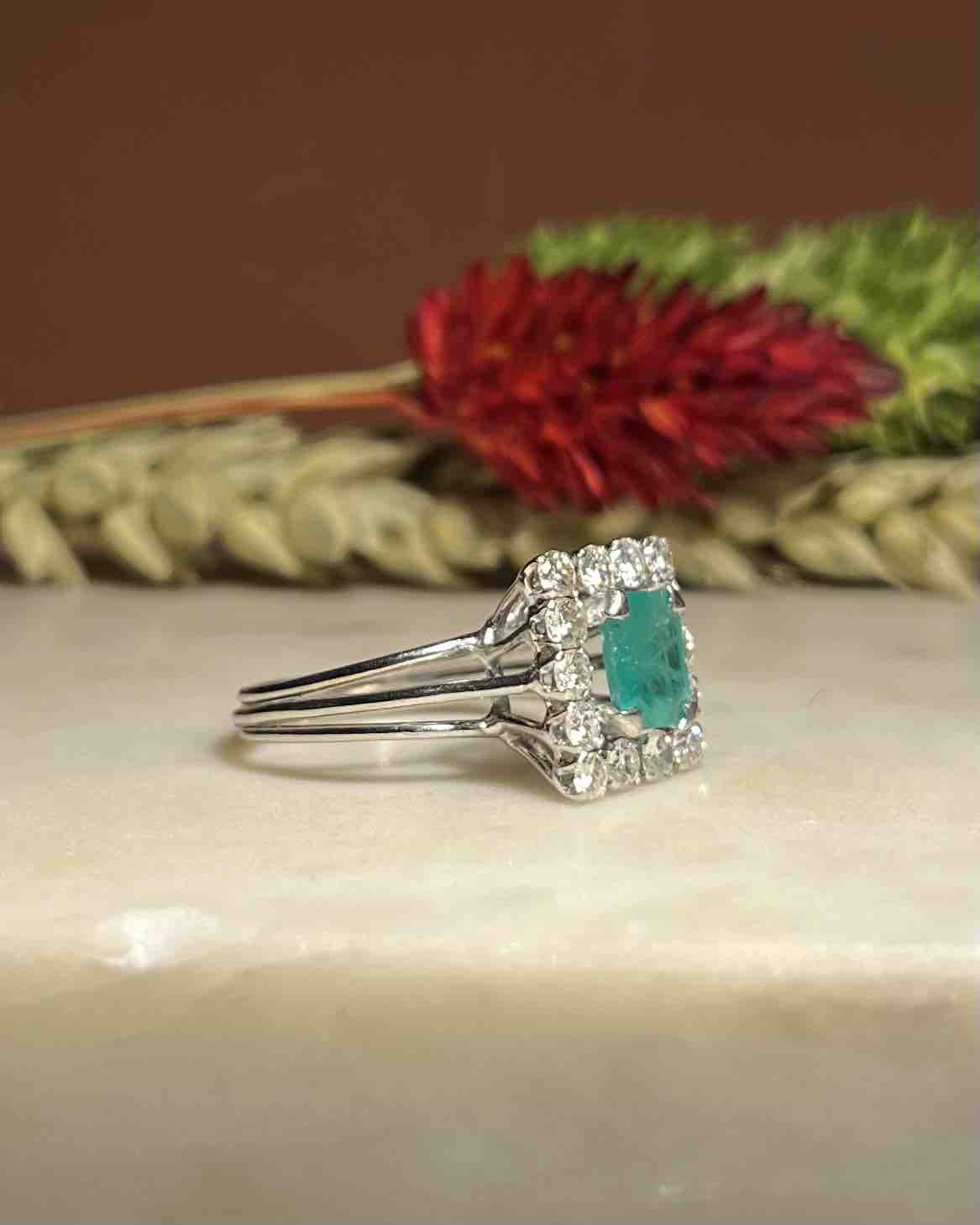 Anillo de margaritas de diamantes y esmeralda de 1 quilate "Jamie"