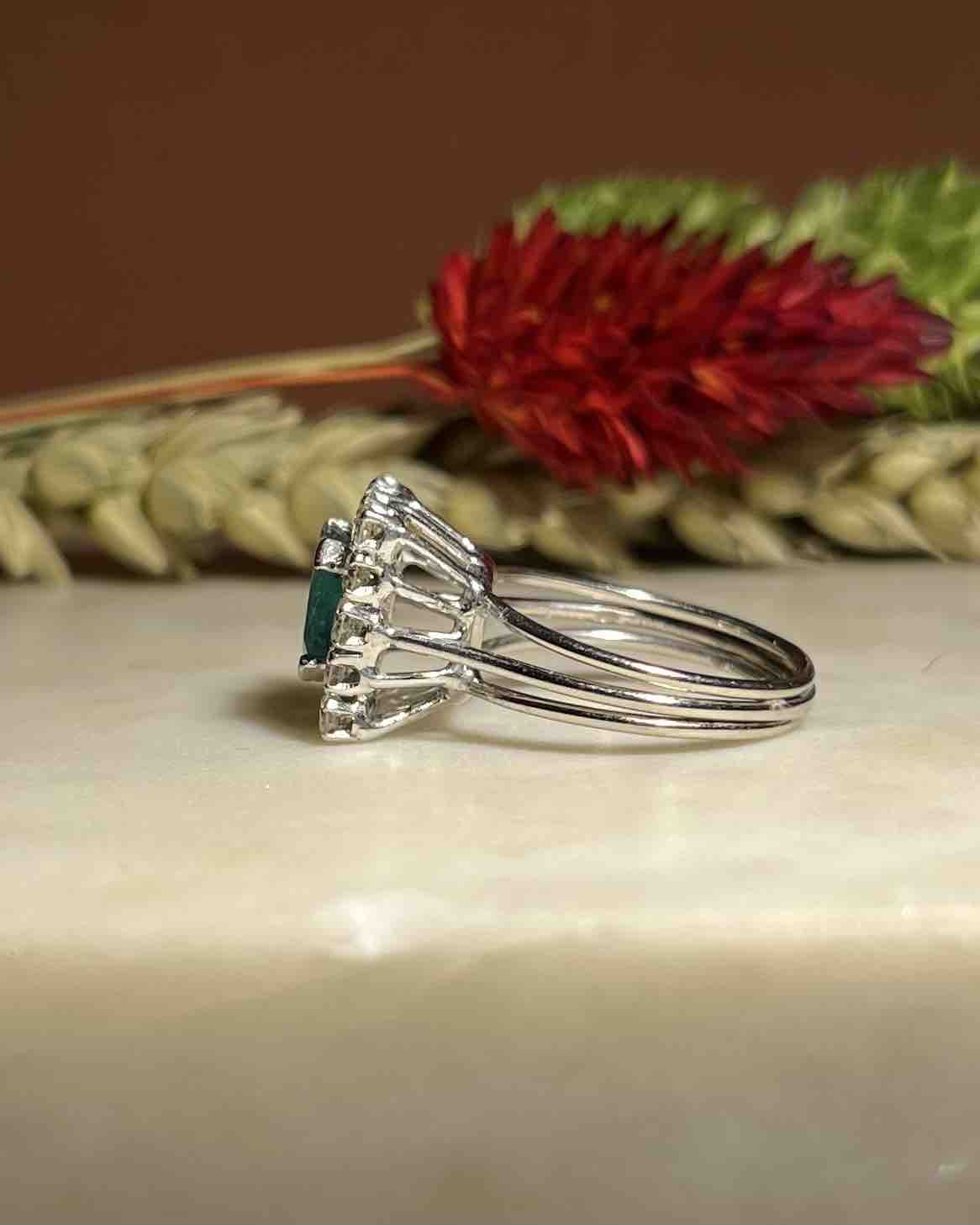 Anillo de margaritas de diamantes y esmeralda de 1 quilate "Jamie"