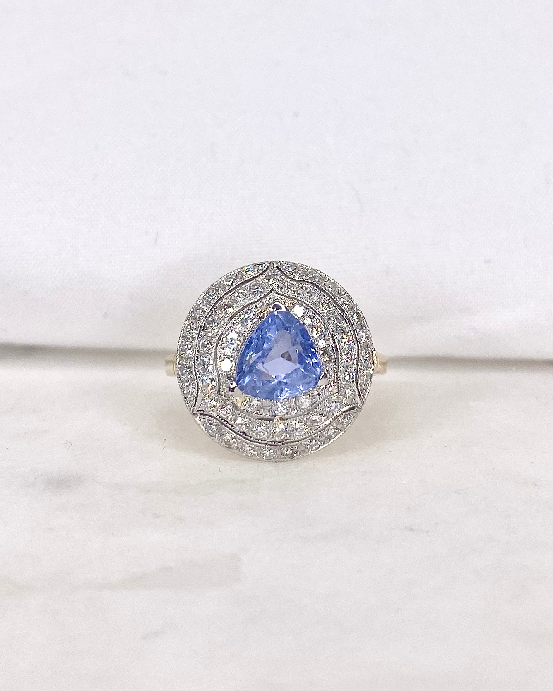 Bague style Art déco Saphir 1.80 carat & 60 Diamants "Grace" - Elliade Paris
