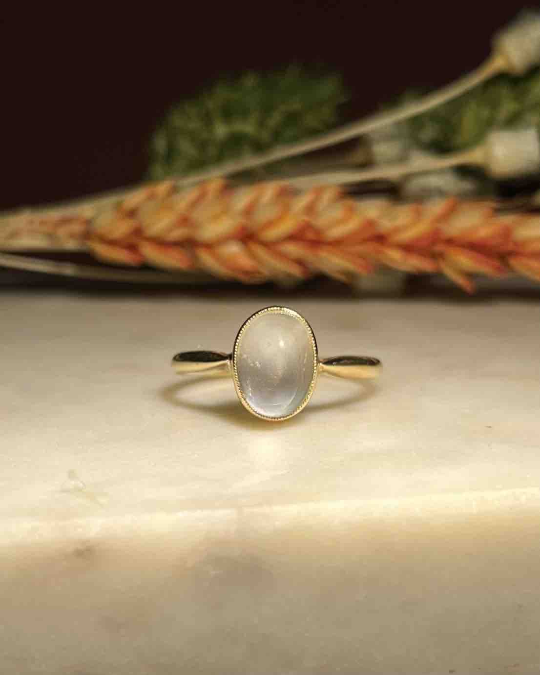 Solitaire Moonstone Ring 2 carats "Lore"