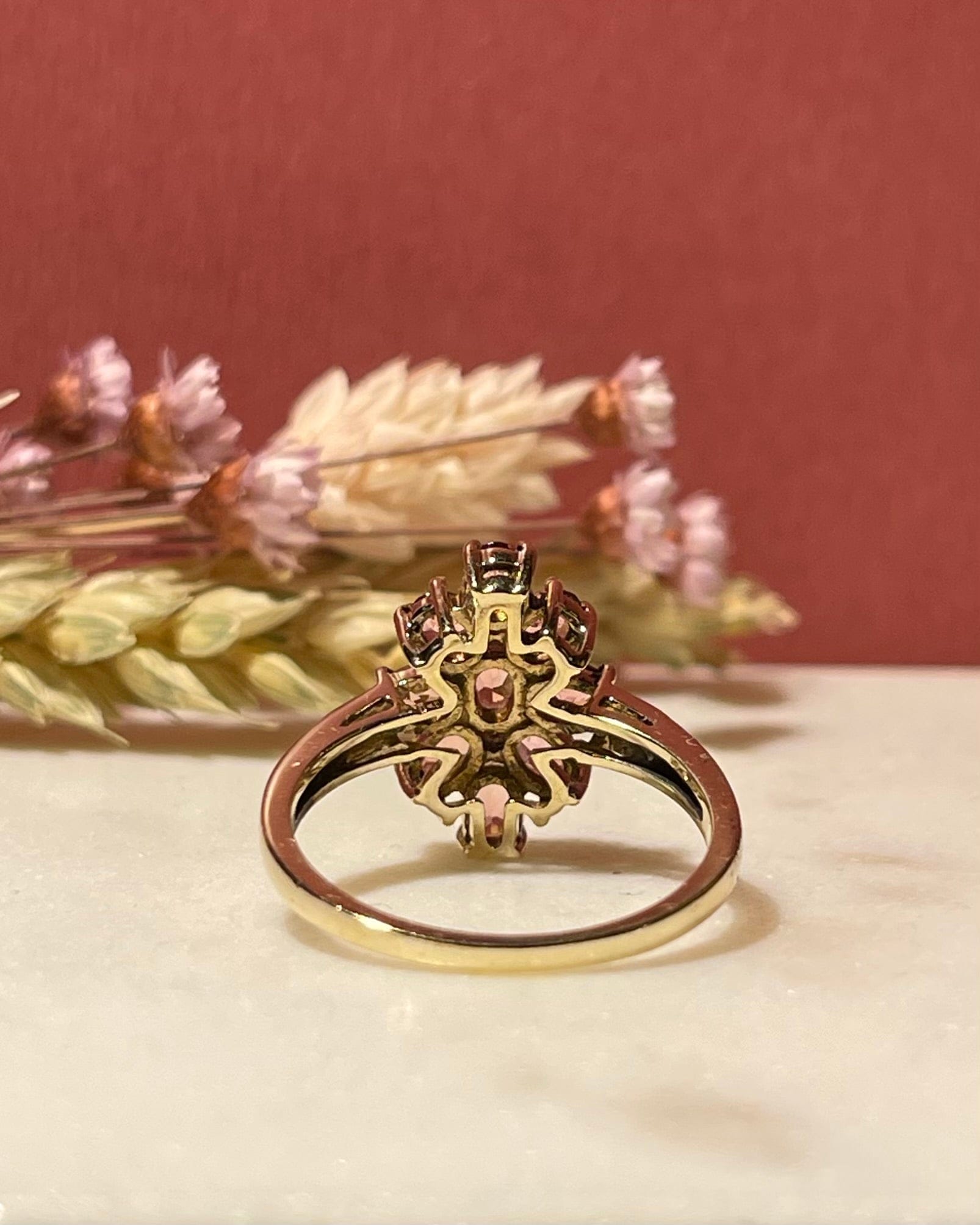 Anillo marquesa "Liana" con turmalinas rosas y diamantes de 1,35 quilates