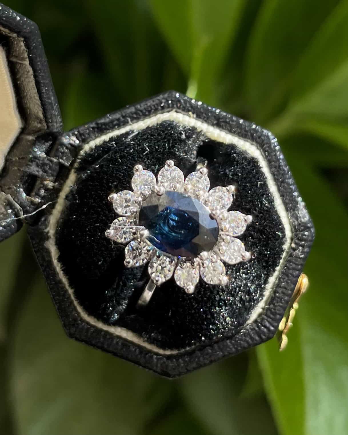 Anillo "Azara" con margaritas de zafiro y diamantes de 1,40 quilates