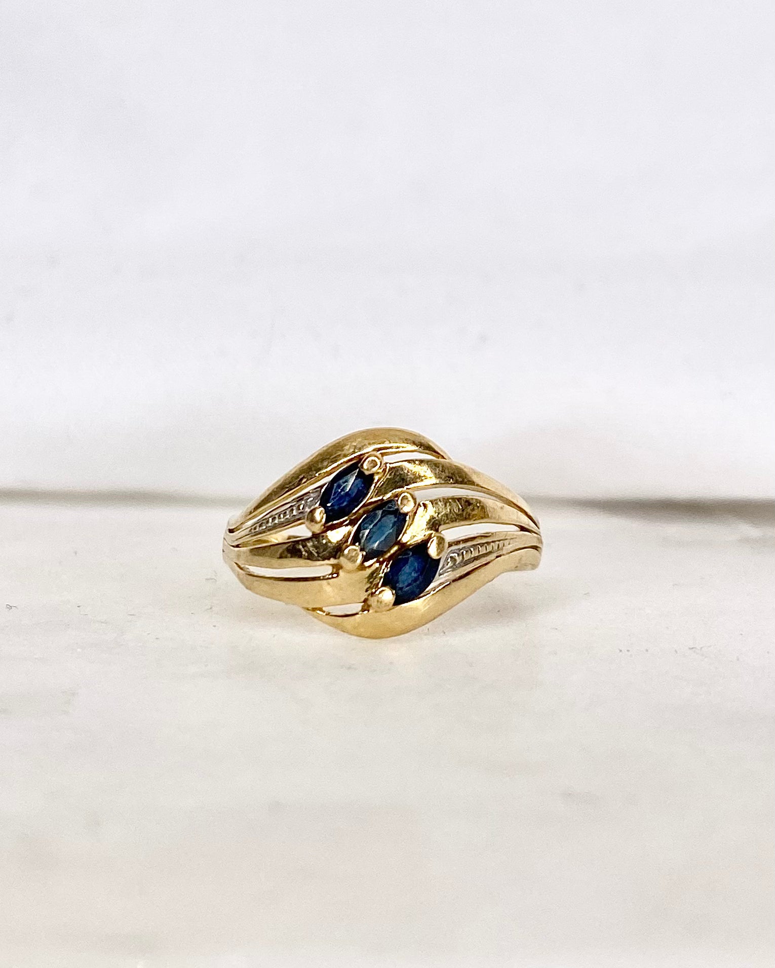 Anillo rígido con zafiros "Oriana"