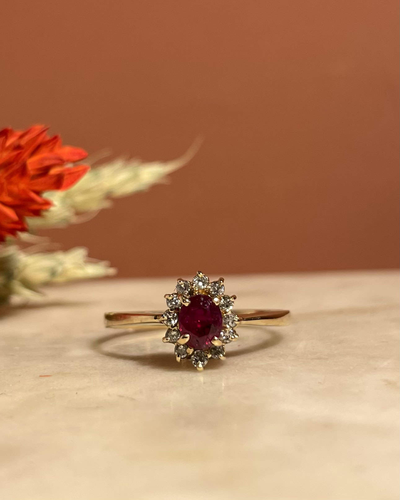 Anillo "Adelaya" con rubí y 12 margaritas de diamantes