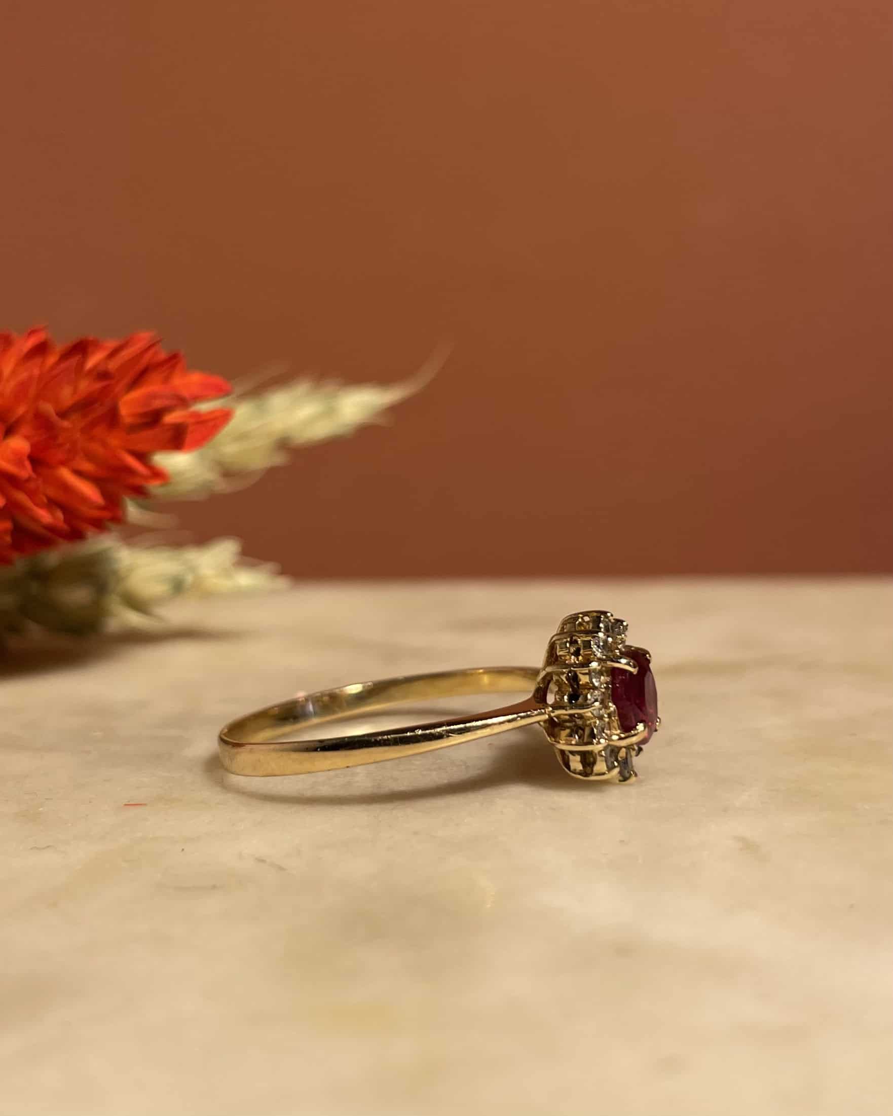 Anillo "Adelaya" con rubí y 12 margaritas de diamantes