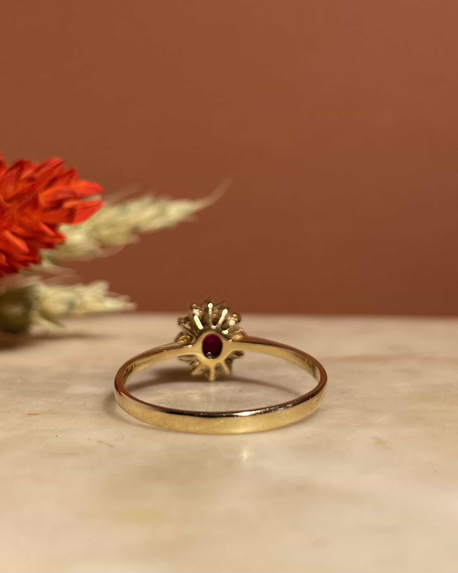 Anillo "Adelaya" con rubí y 12 margaritas de diamantes