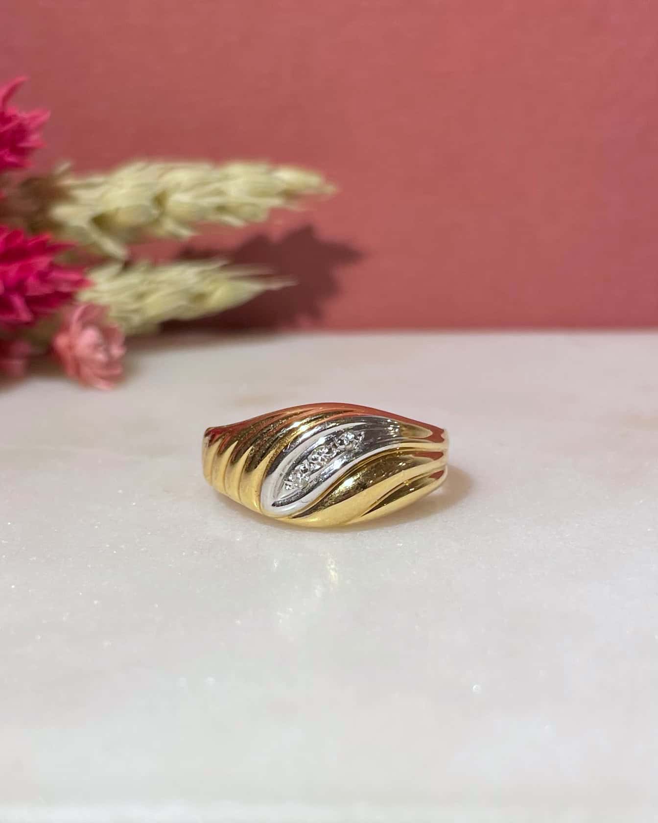 Anillo tipo brazalete con dos diamantes y oro "Corryn"