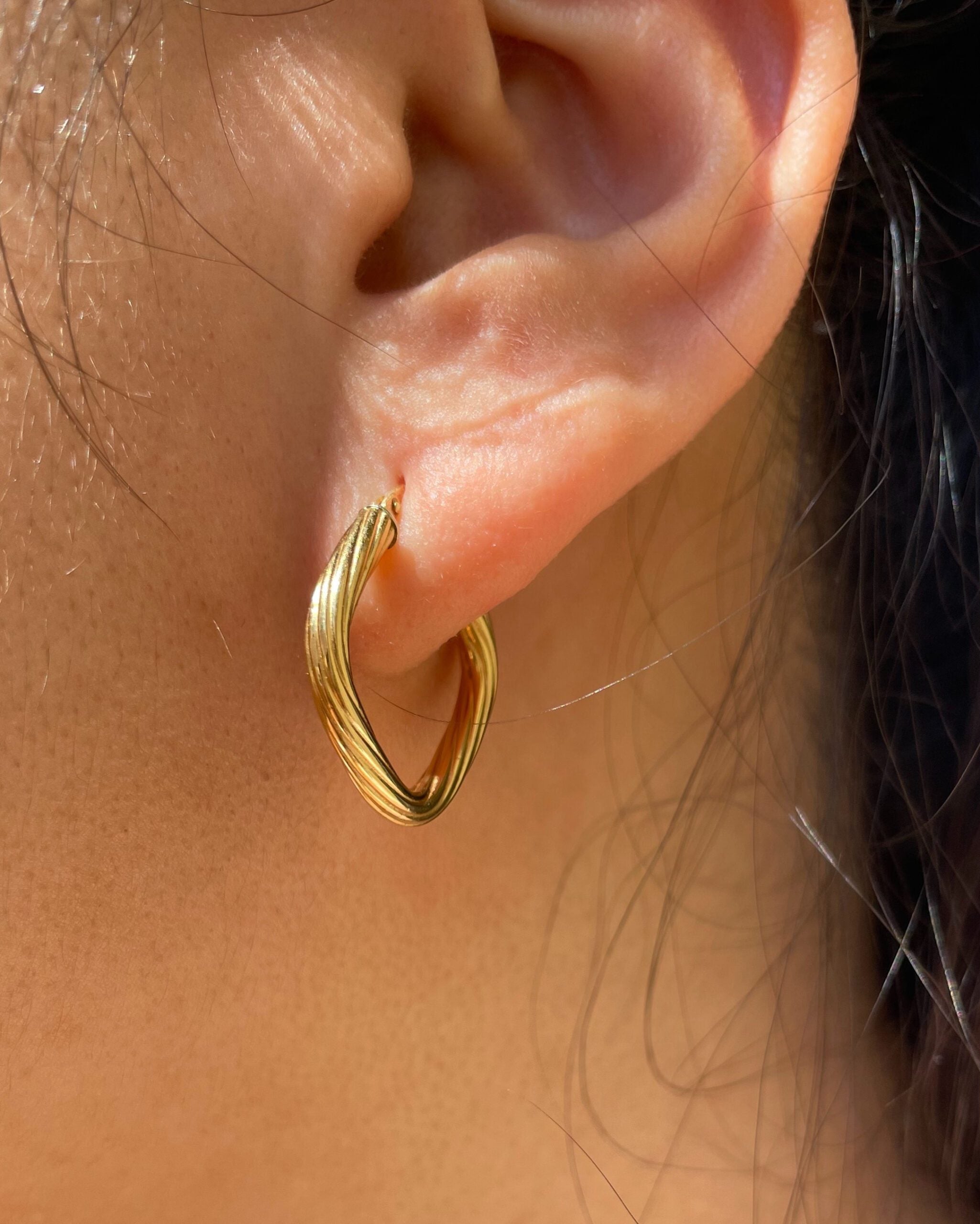Pendientes de aro vintage dorados con forma de ciruela