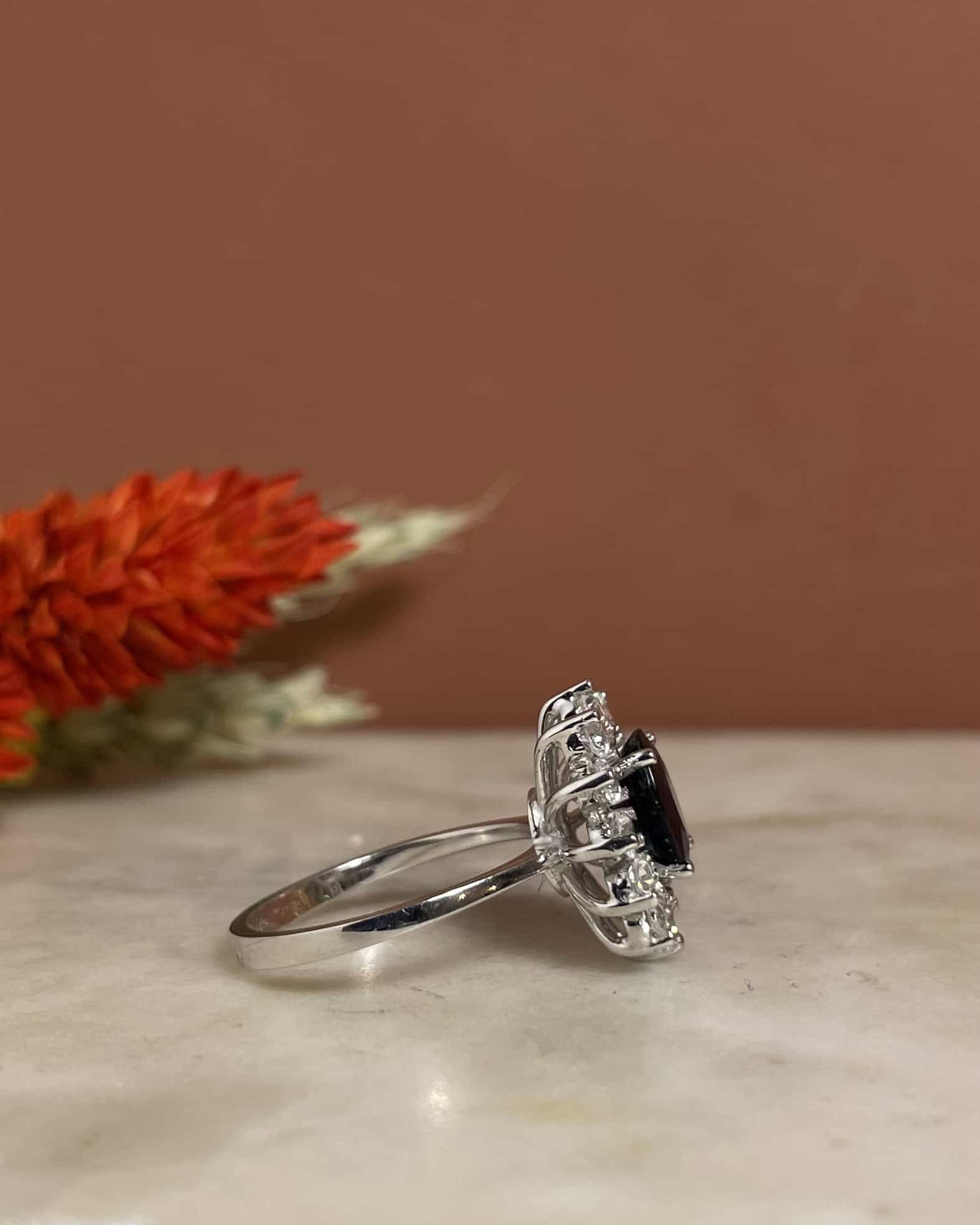 Anillo "Azara" con margaritas de zafiro y diamantes de 1,40 quilates
