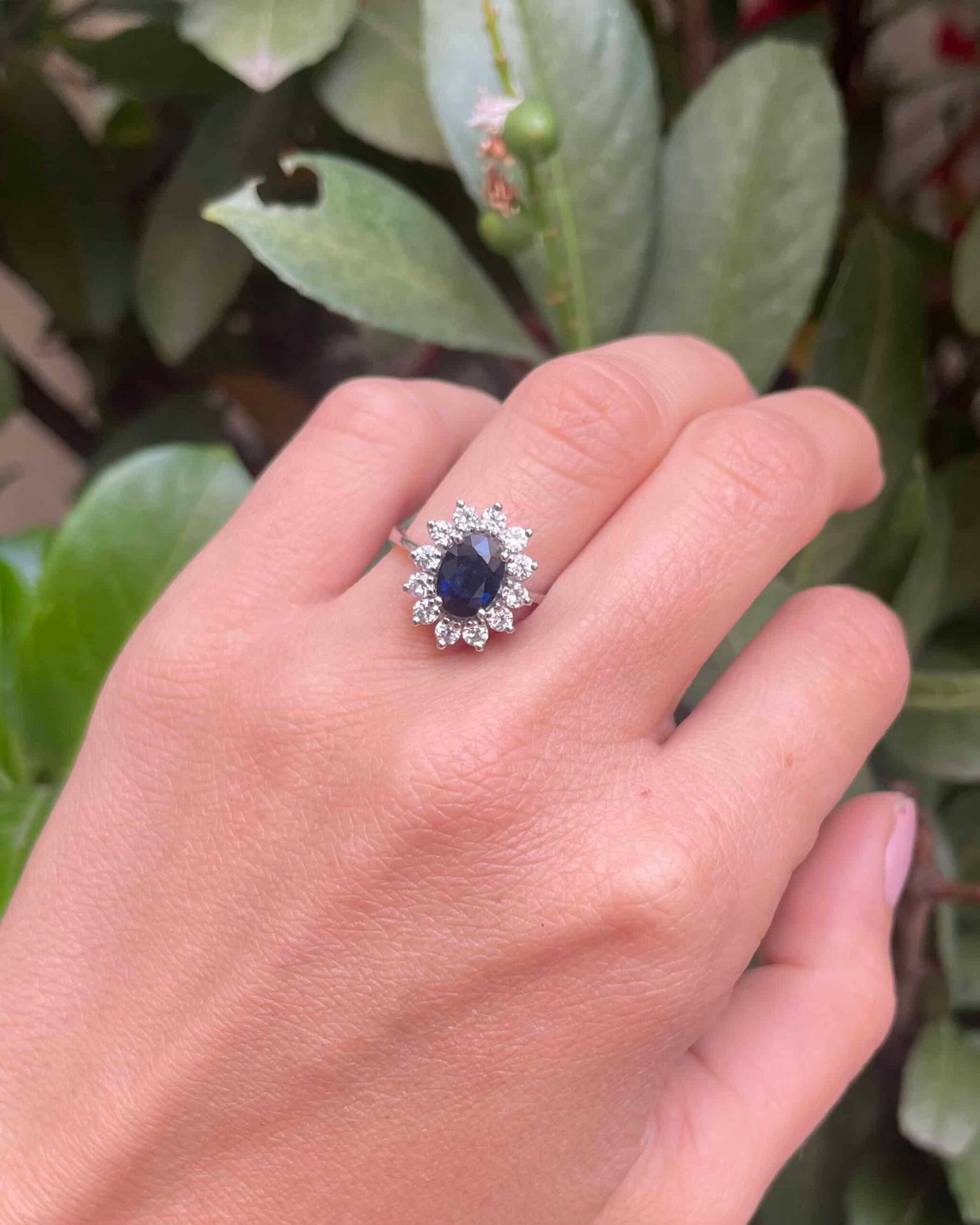 Anillo "Azara" con margaritas de zafiro y diamantes de 1,40 quilates