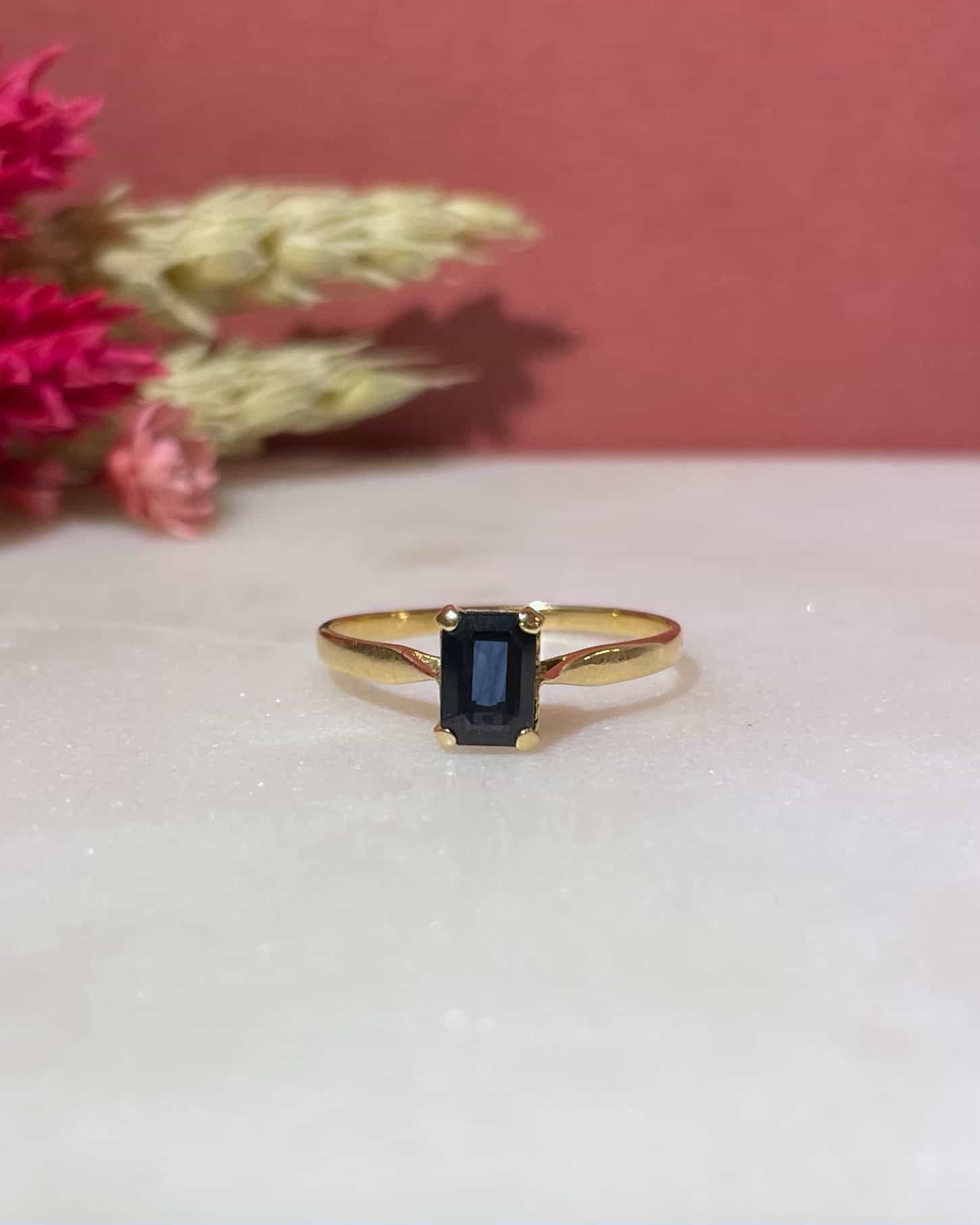 Anillo solitario de zafiro de 0,65 quilates "Théoline"