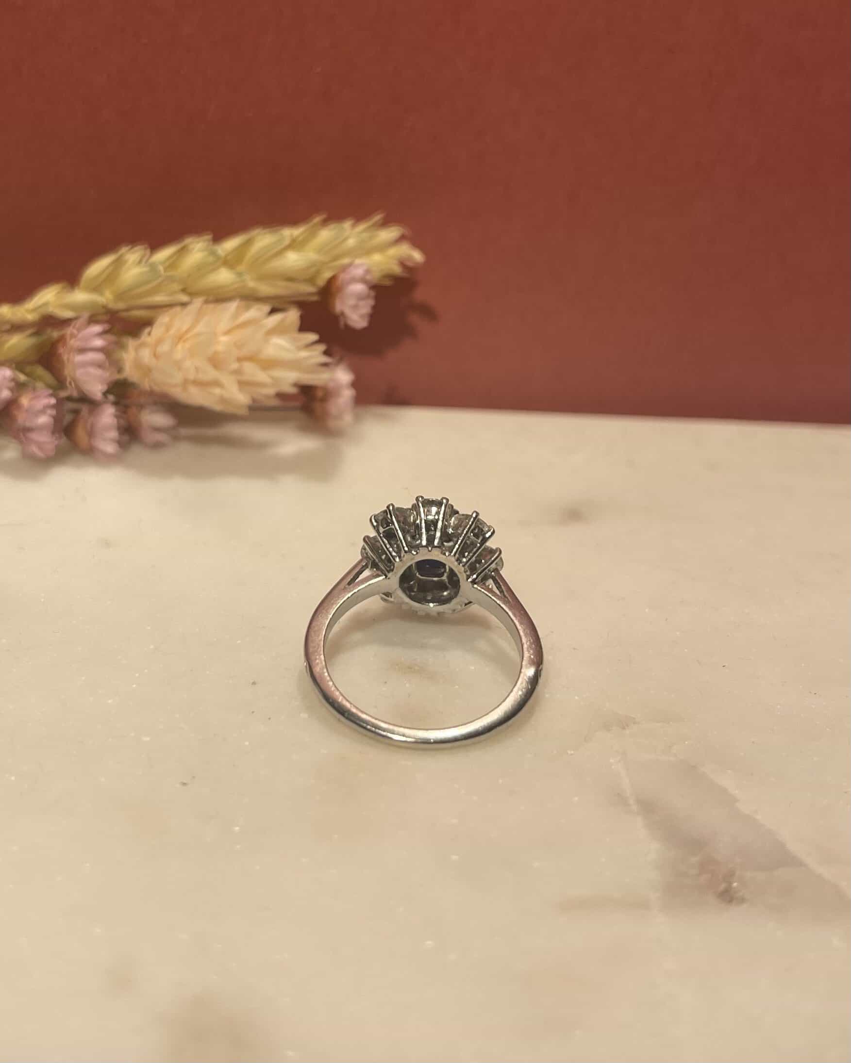 Anillo de zafiro margarita de 0,90 quilates y diamantes de 0,80 quilates "Naéla"