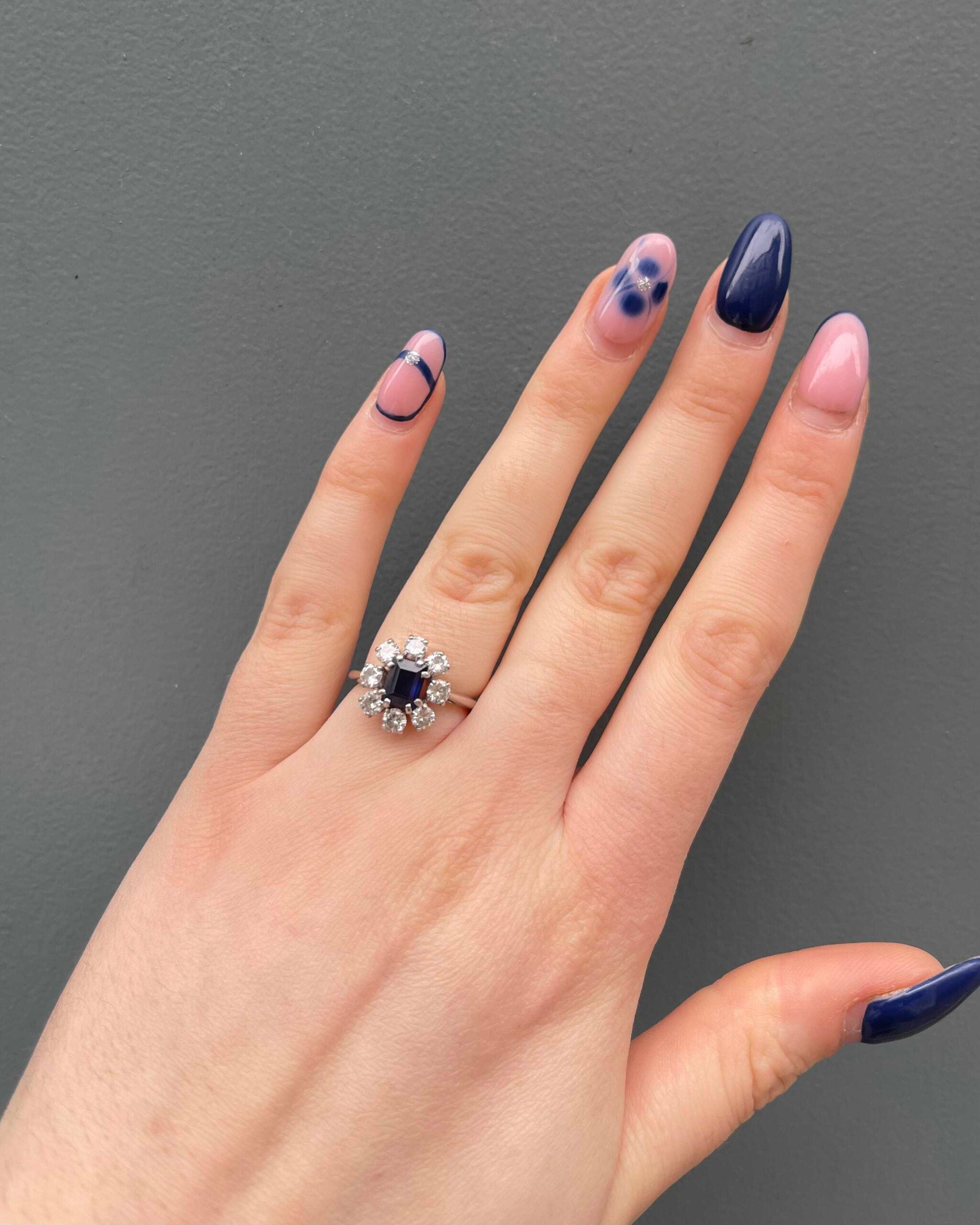 Anillo de zafiro margarita de 0,90 quilates y diamantes de 0,80 quilates "Naéla"