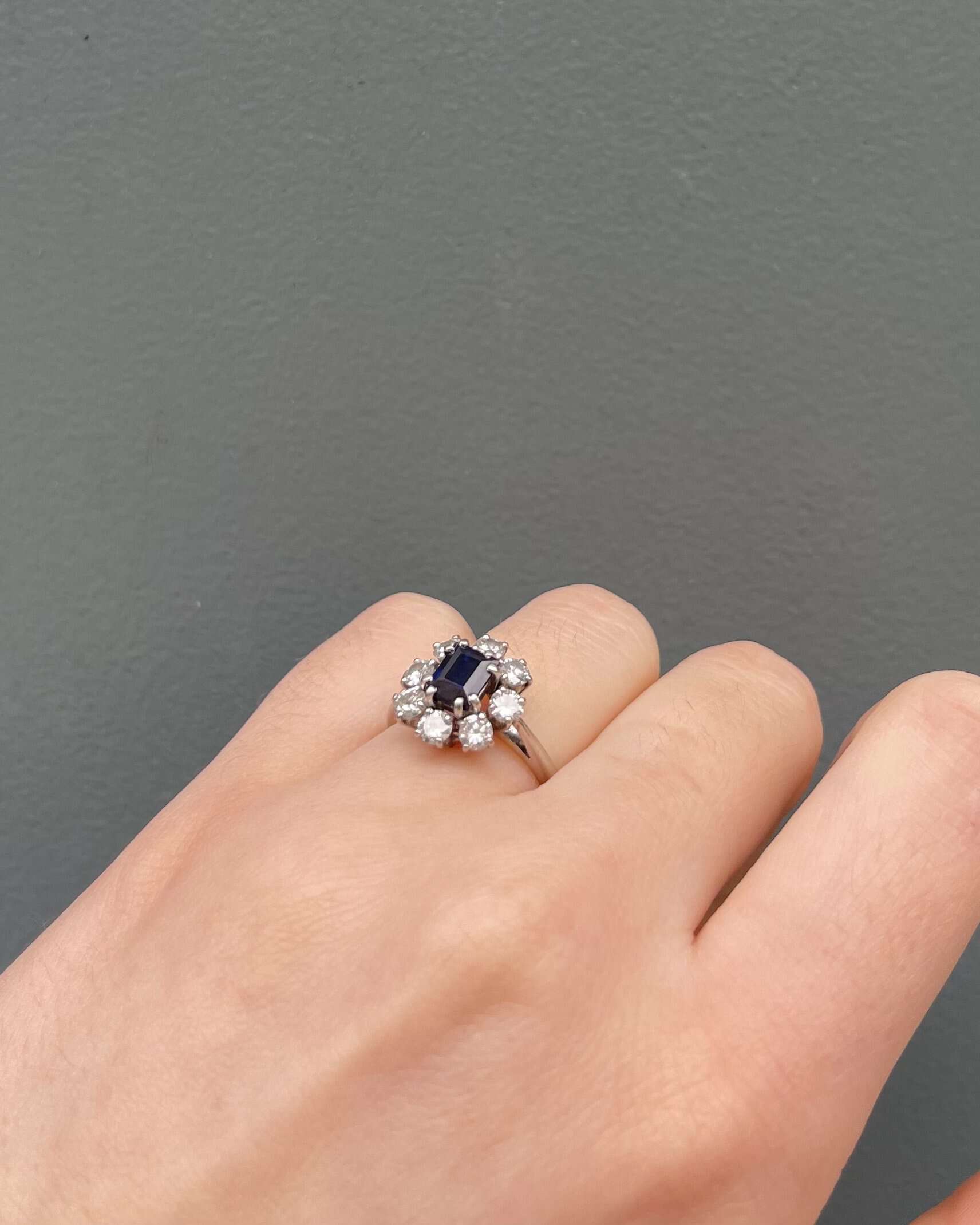 Anillo de zafiro margarita de 0,90 quilates y diamantes de 0,80 quilates "Naéla"