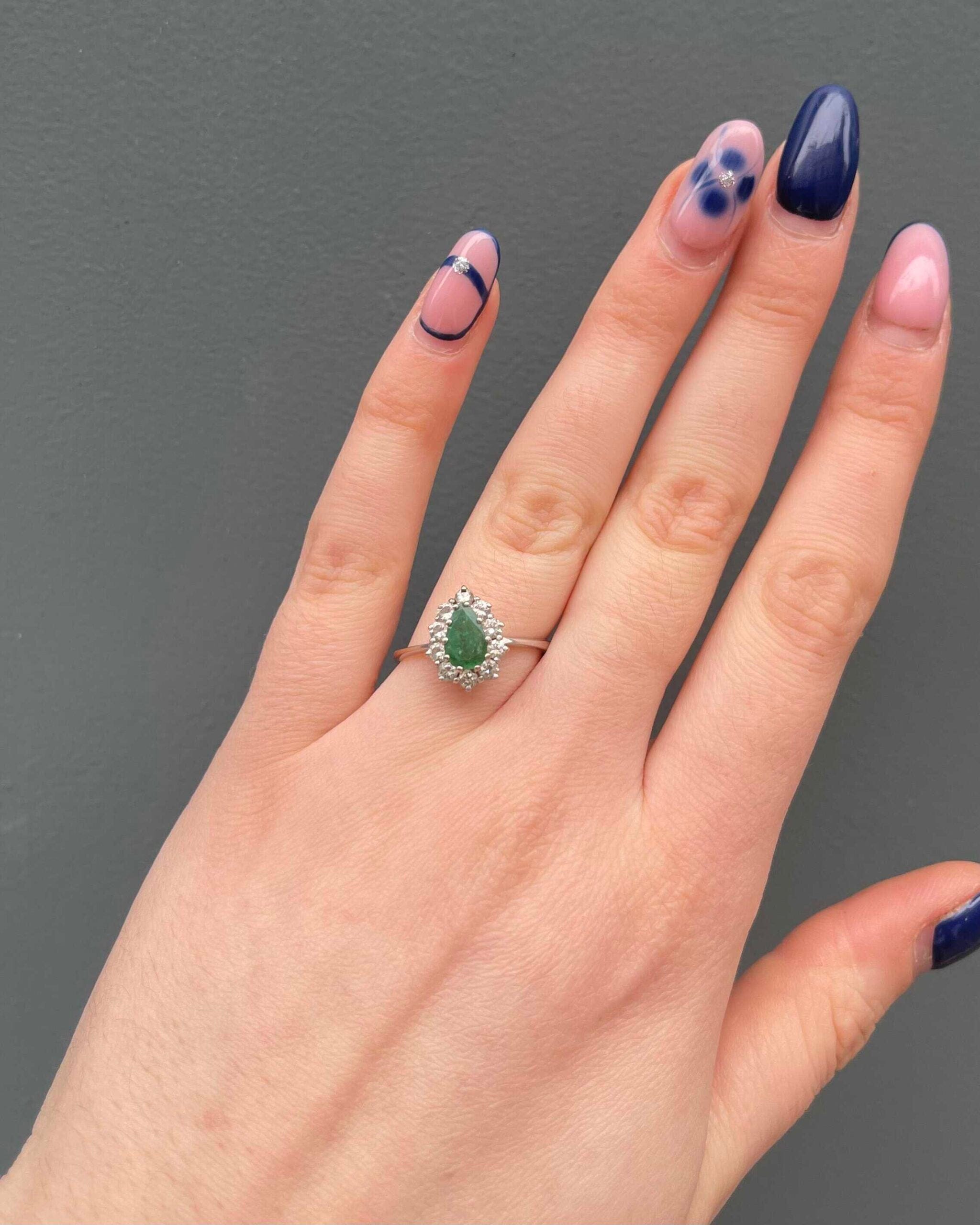 Bague Marguerite Émeraude 0.90 carat & Diamants "Péria" - Elliade Paris