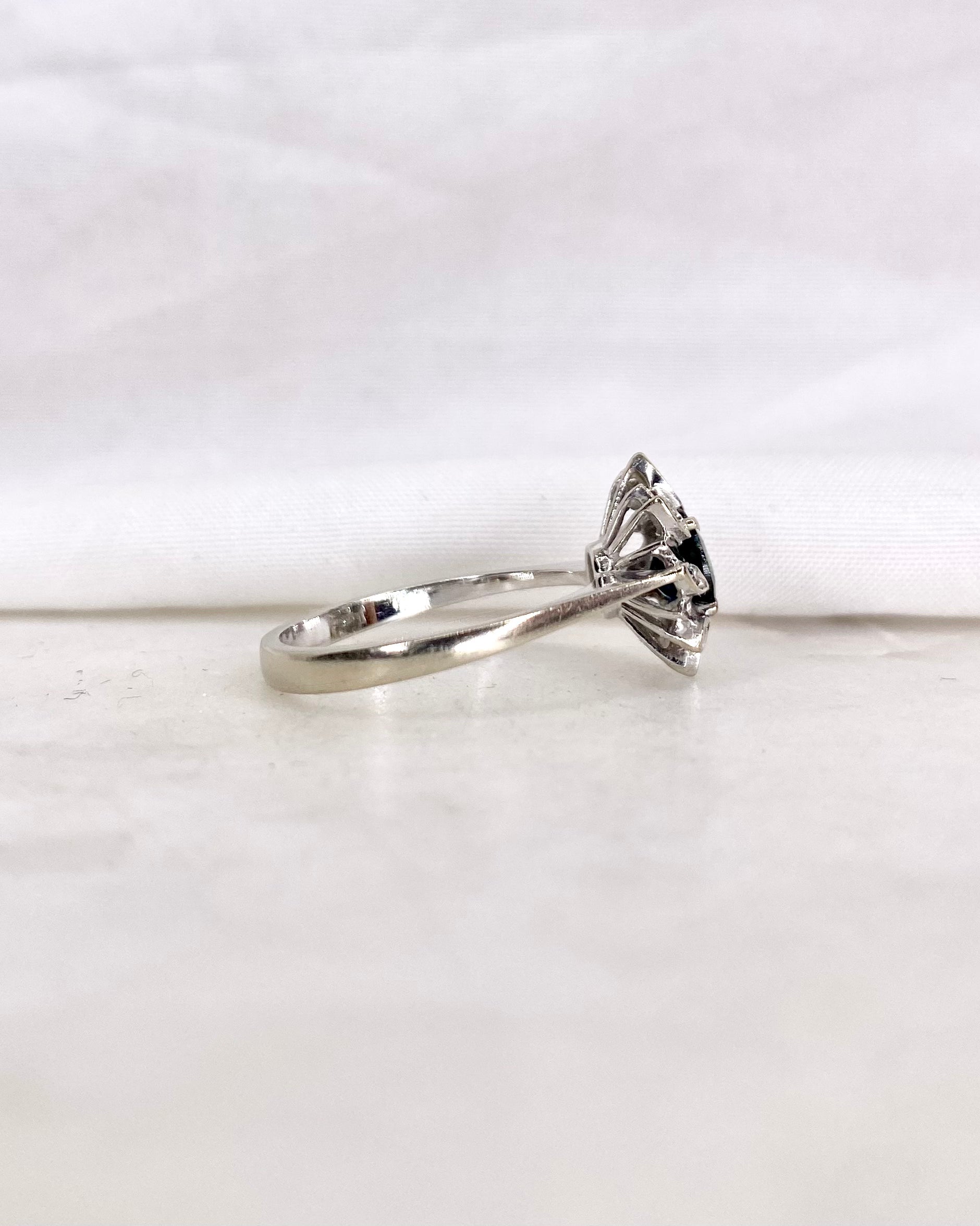 Anillo Margarita Zafiro 0.75 quilates y Diamantes "Bella"