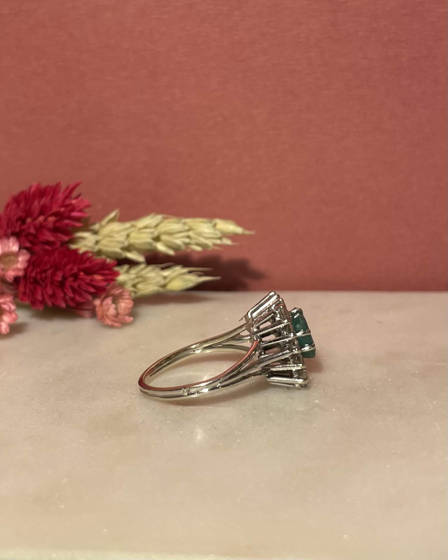 Anillo "Remy" con margaritas de esmeralda de 1,10 quilates y diamante de 1 quilate