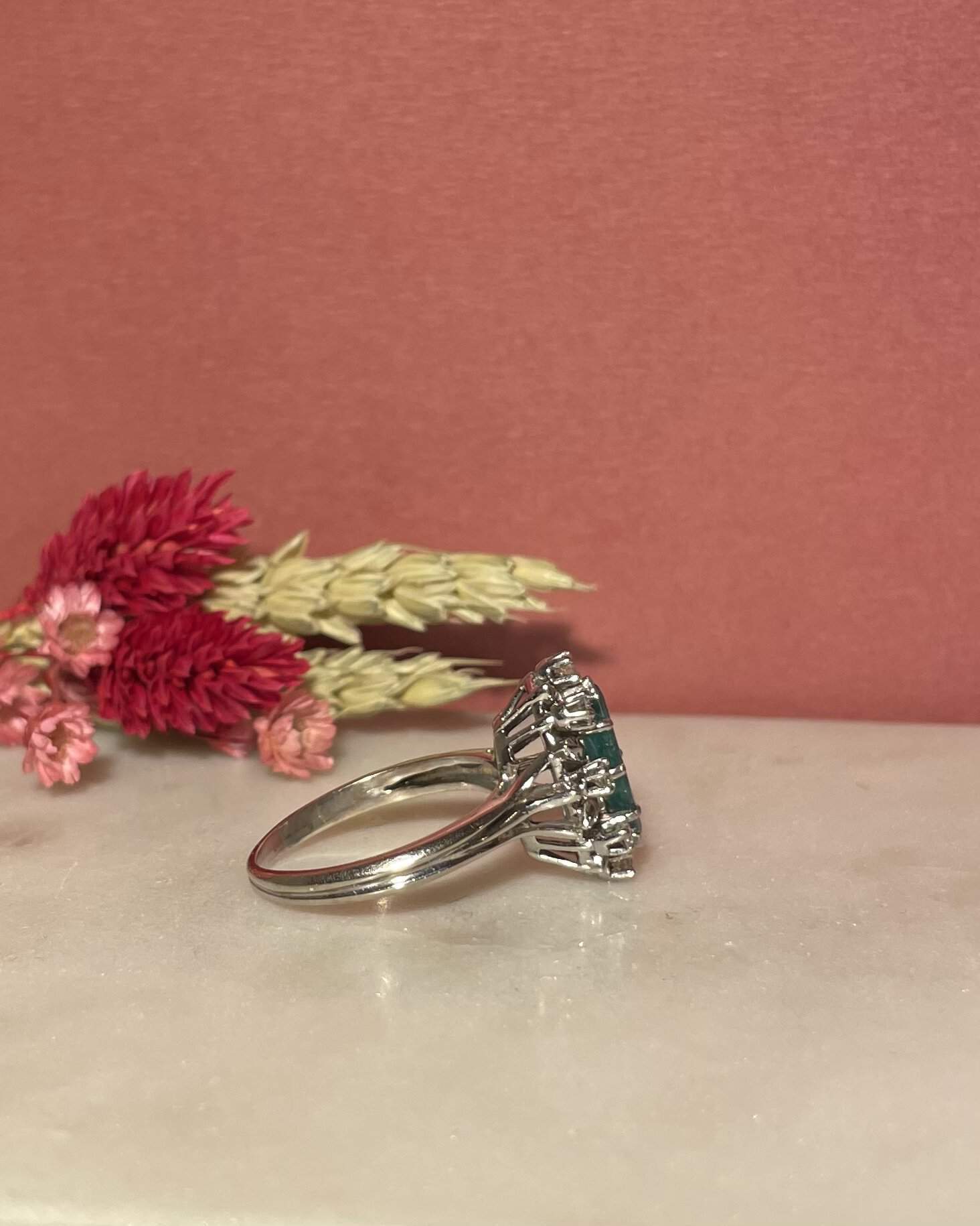 Anillo "Idda" con margaritas de esmeralda y diamantes de 0,85 quilates