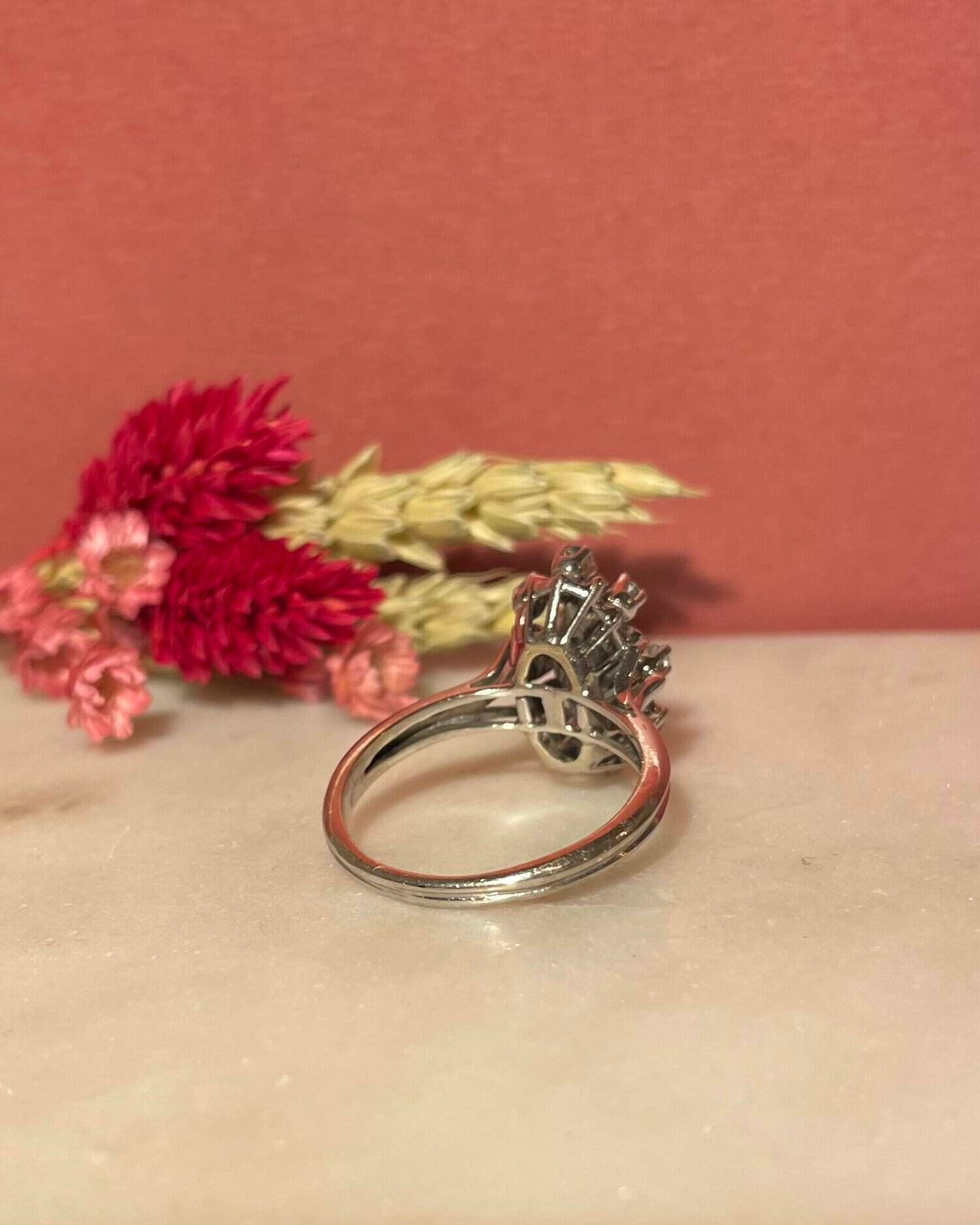 Anillo "Idda" con margaritas de esmeralda y diamantes de 0,85 quilates