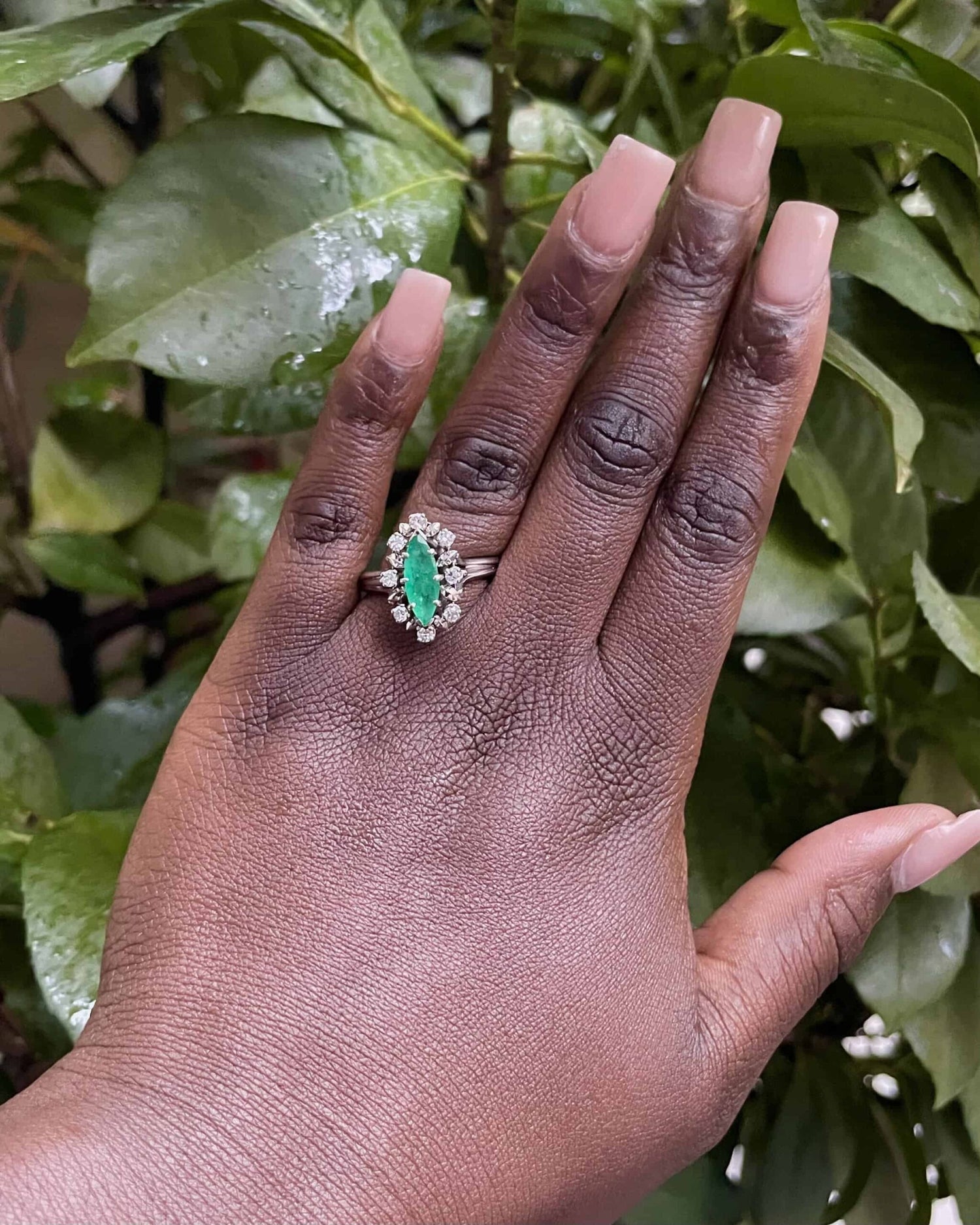 Anillo "Idda" con margaritas de esmeralda y diamantes de 0,85 quilates